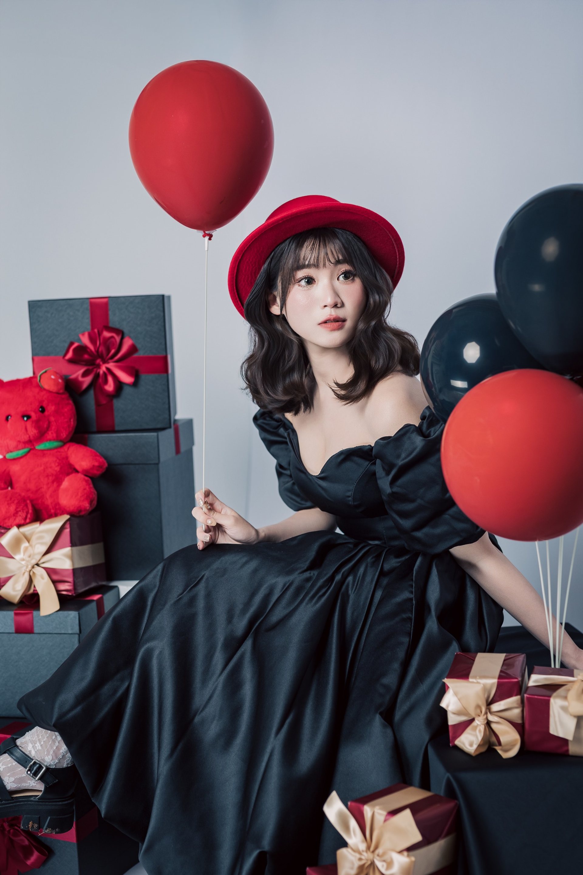 黑色蘿莉主題寫真－紅帽黑紗裙女性手持紅色氣球