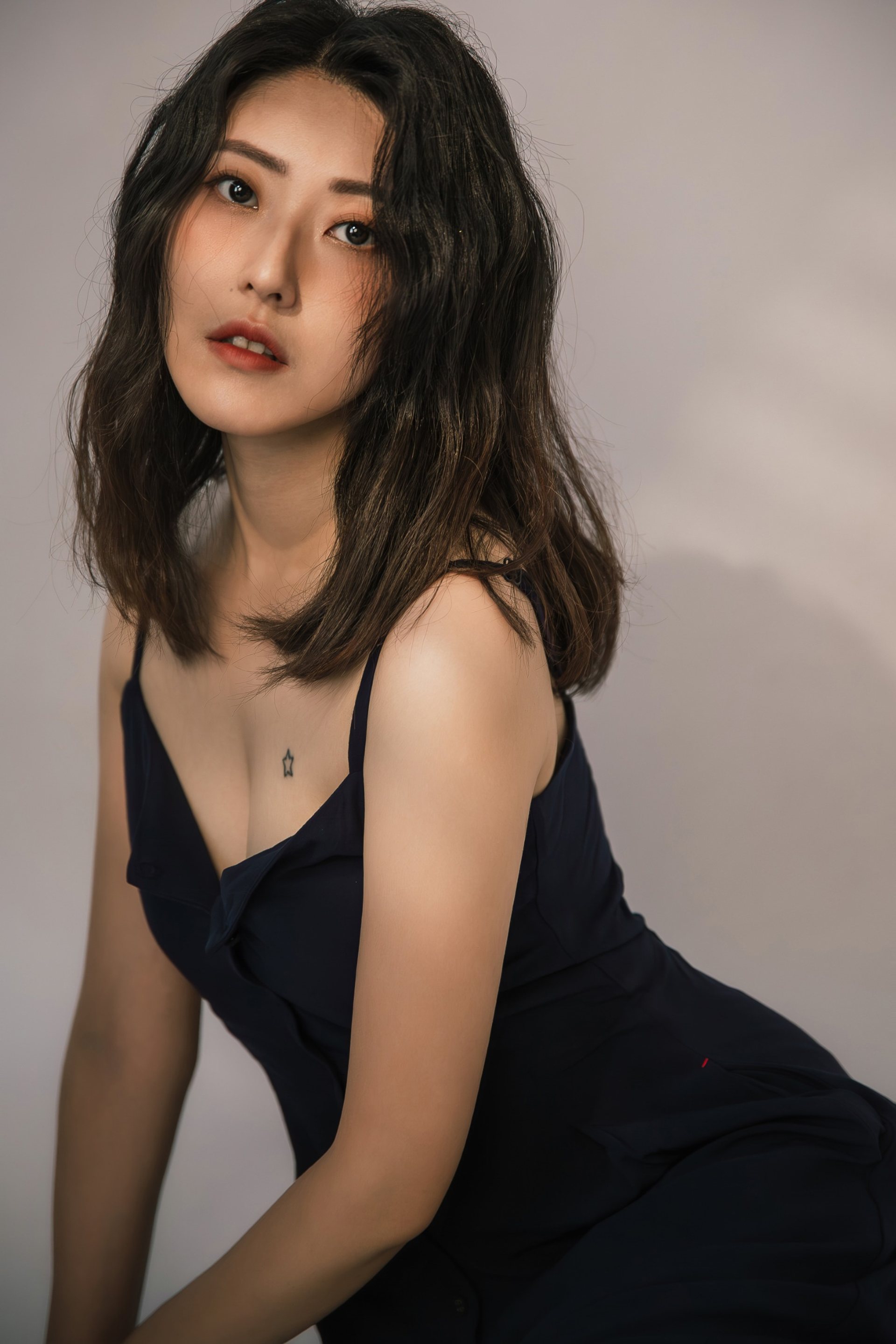 Model卡寫真－深藍細肩帶洋裝女性正面棚拍灰色背景