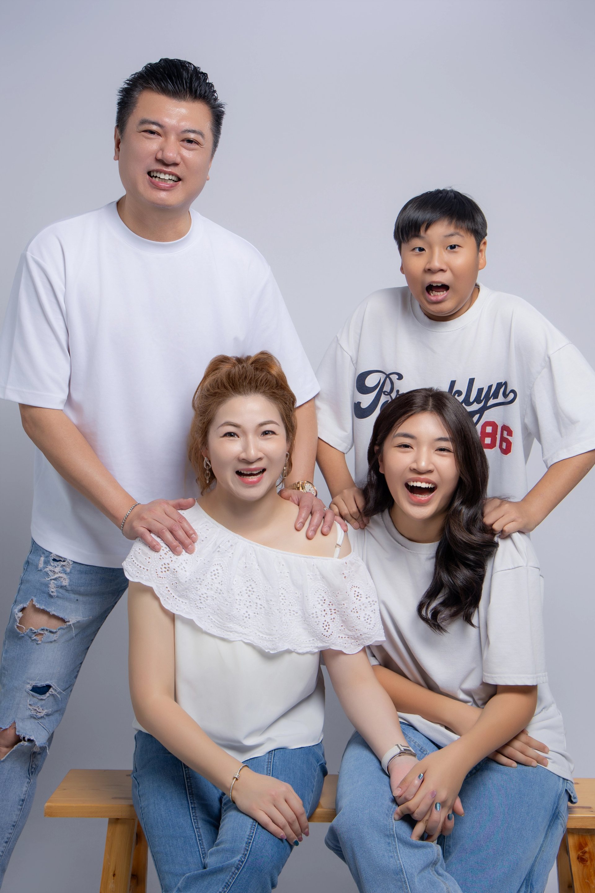全家福寫真－白衣牛仔褲四口之家灰白背景合影