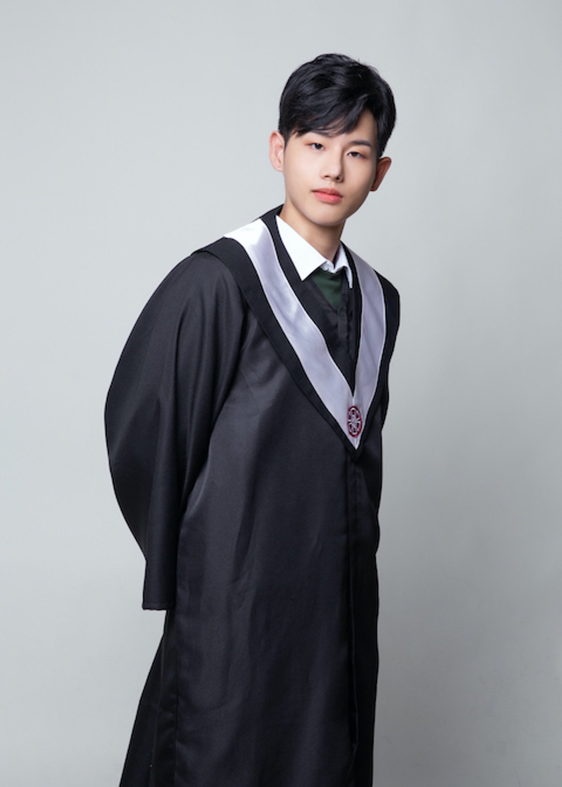 畢業寫真－黑色學士服白披肩男性灰色背景
