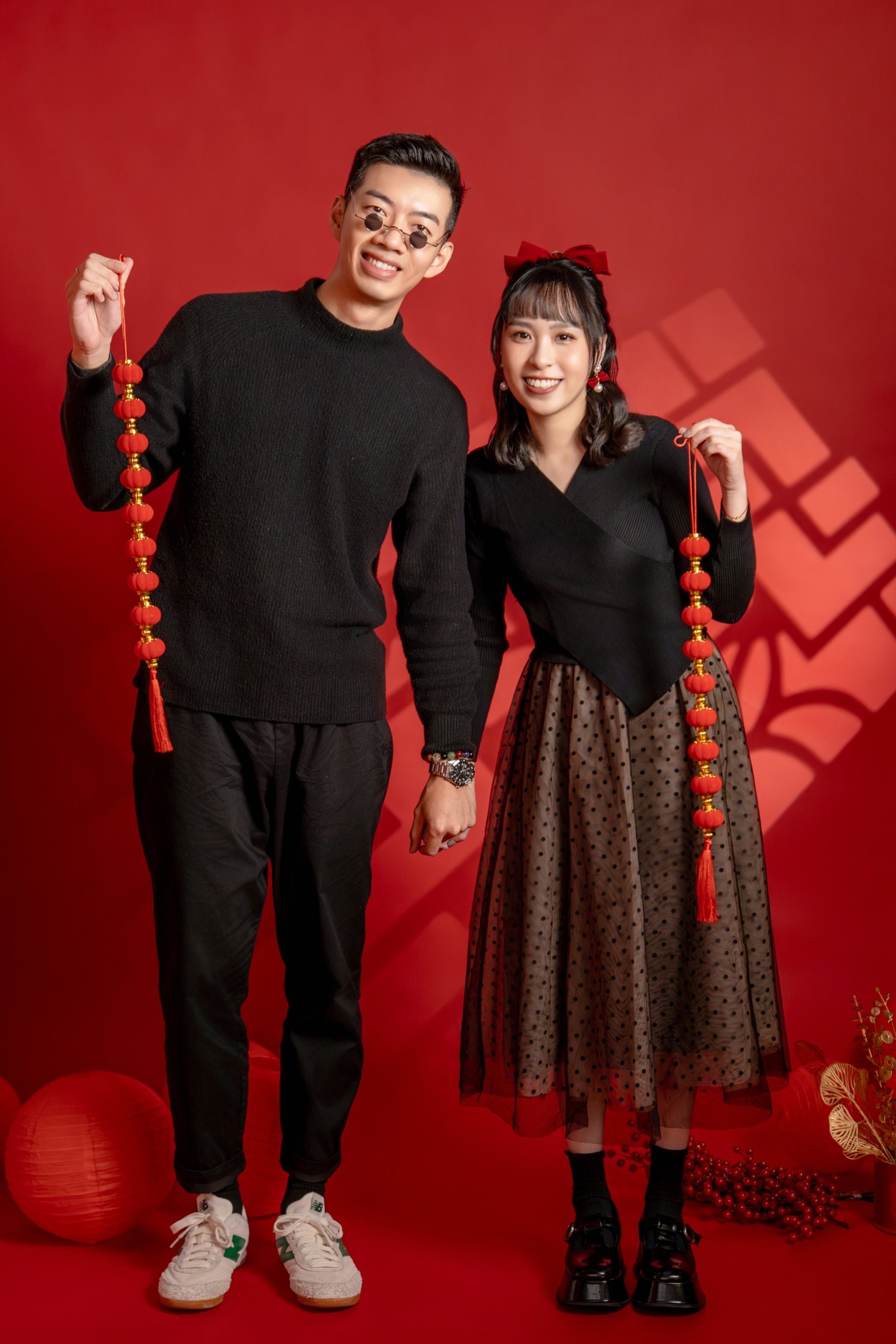 全家福多人寫真－紅色新年佈景黑衣雙人手持紅燈籠串
