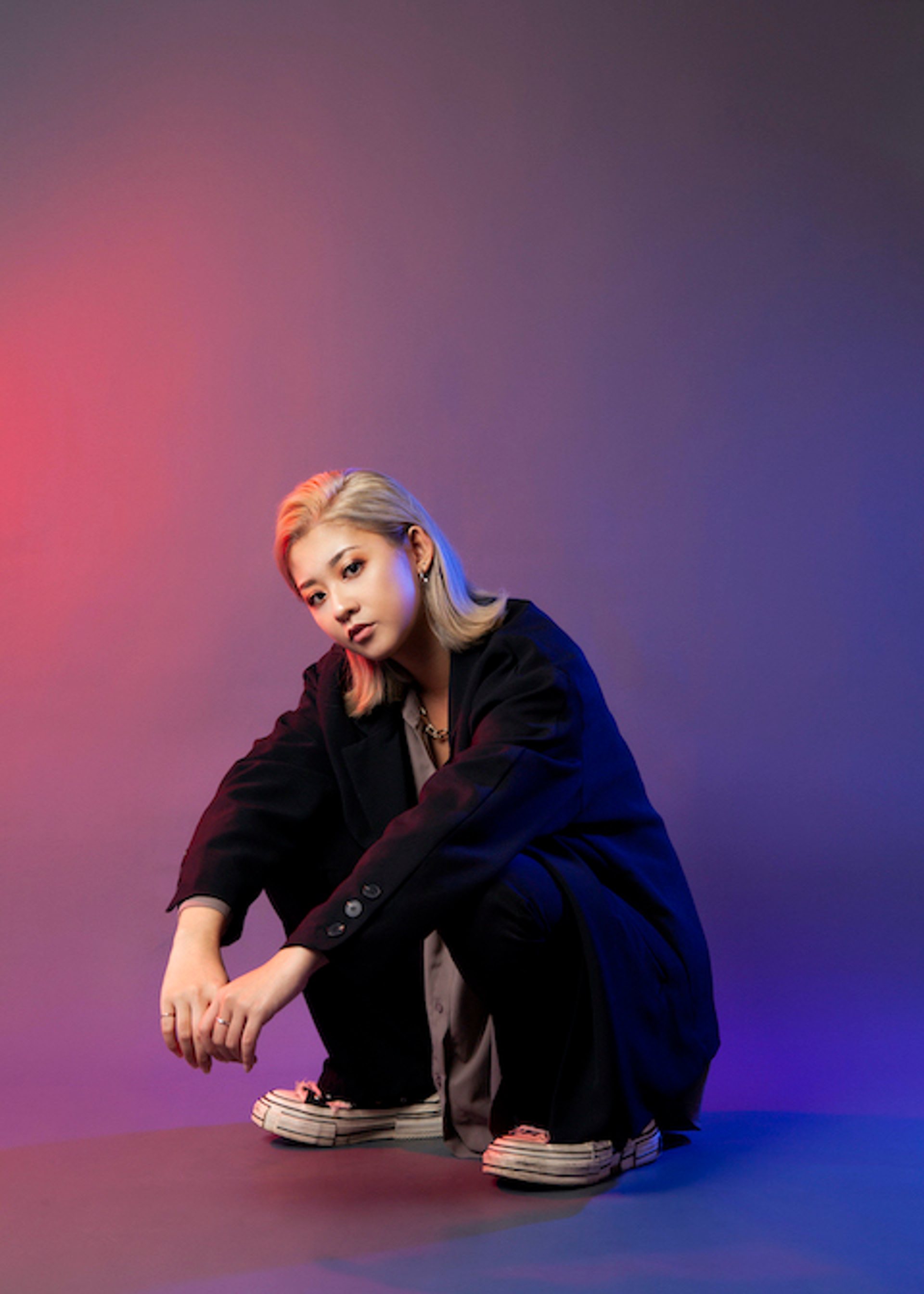Model卡寫真－紫紅光影金色短髮女性黑西裝蹲姿