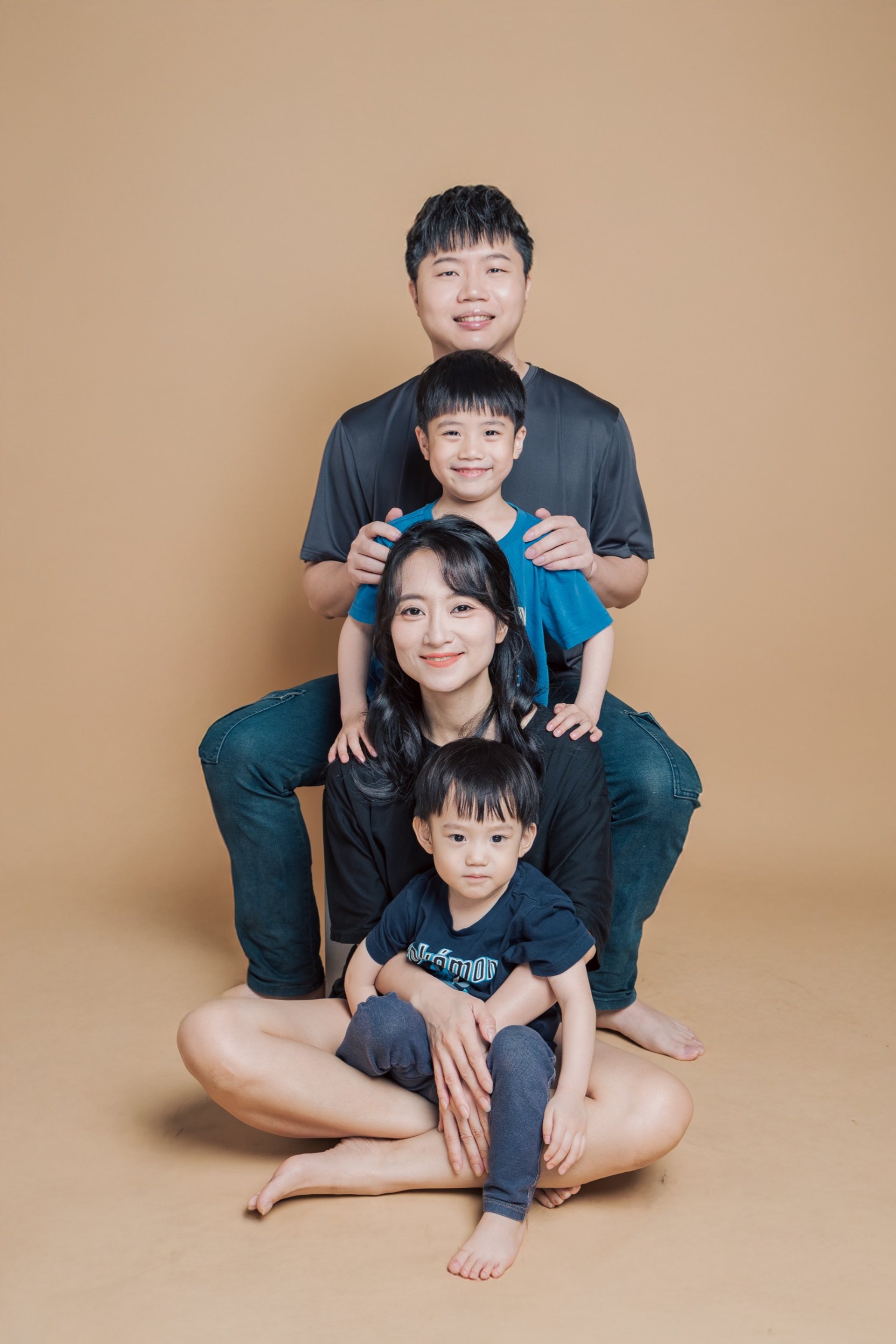 全家福寫真－四口之家疊坐直排棕色背景棚拍