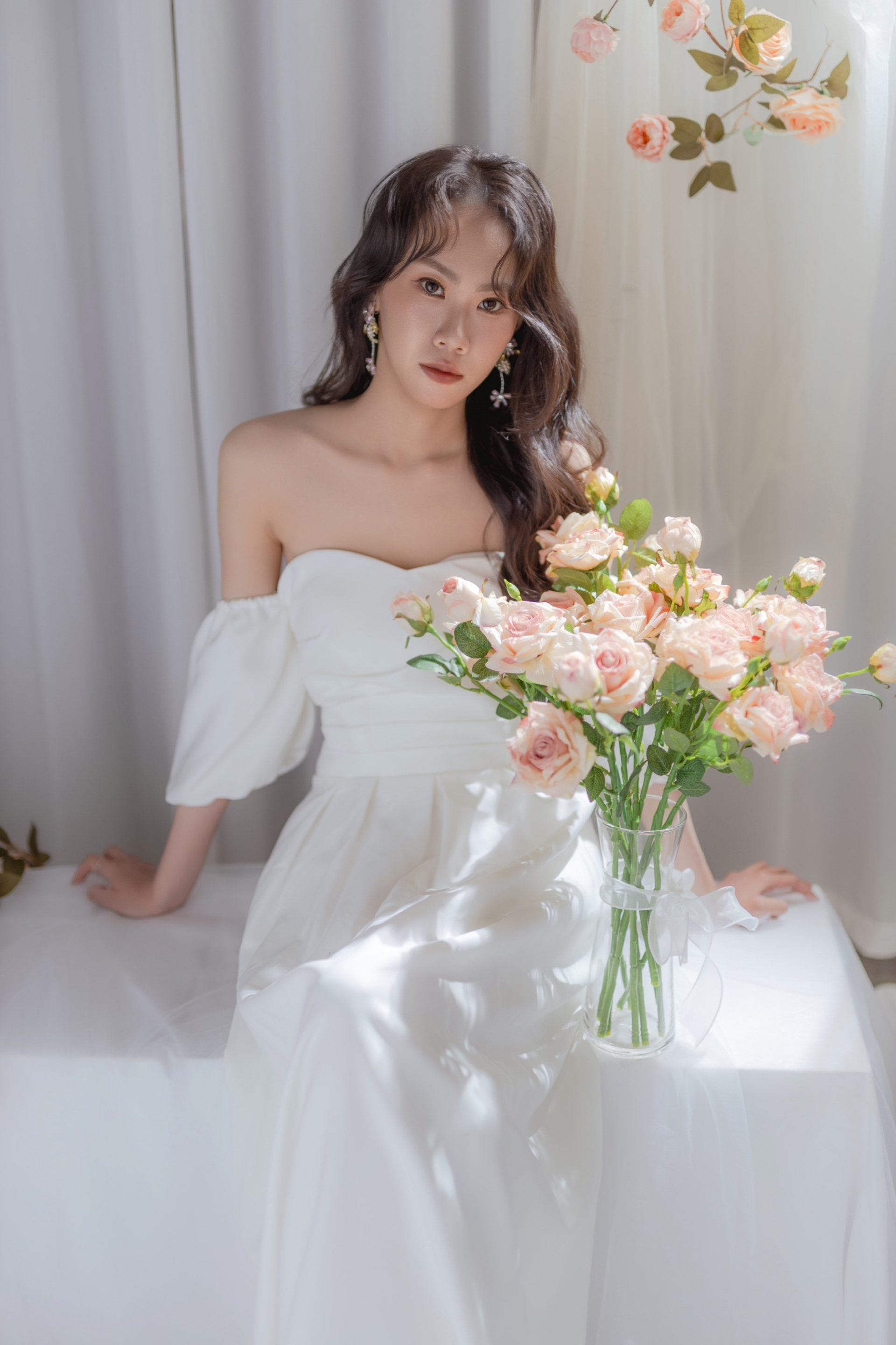 主題式寫真－白色平口洋裝女性粉玫瑰花瓶