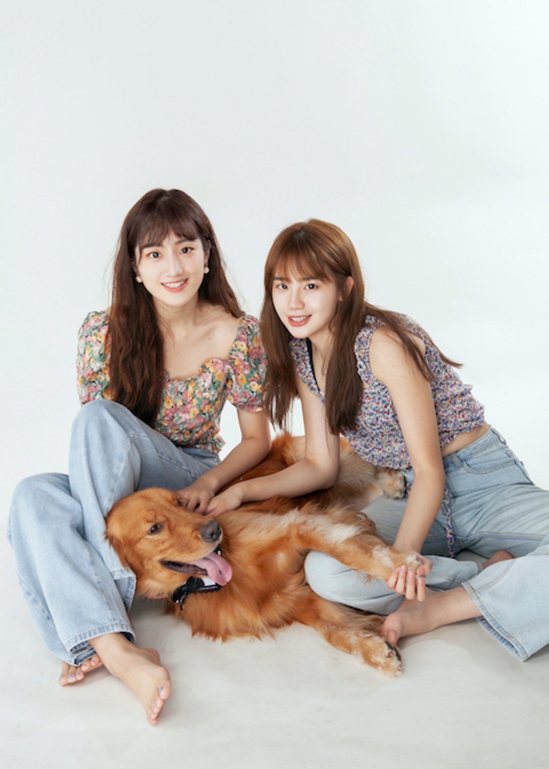 寵物寫真－兩位碎花上衣女性與黃金獵犬席地合影