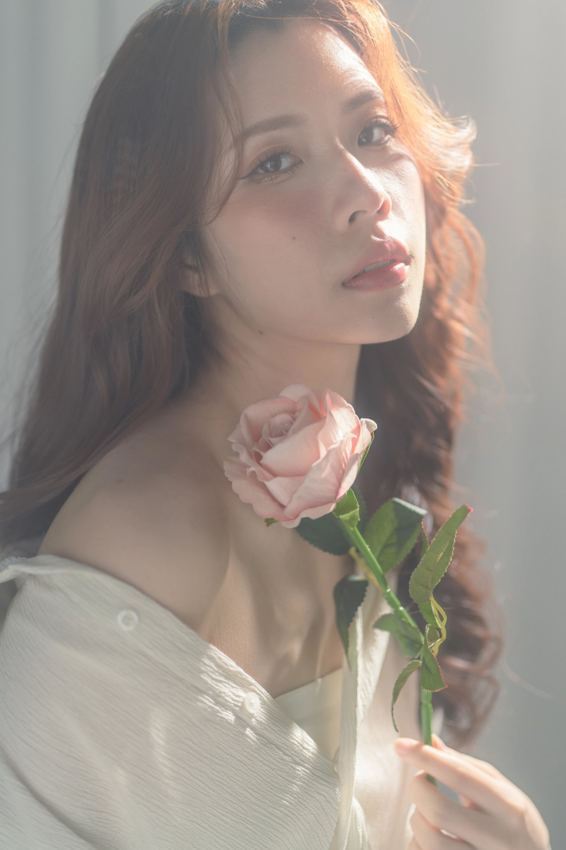 延南洞維納斯主題寫真－粉玫瑰白衣女性柔光特寫