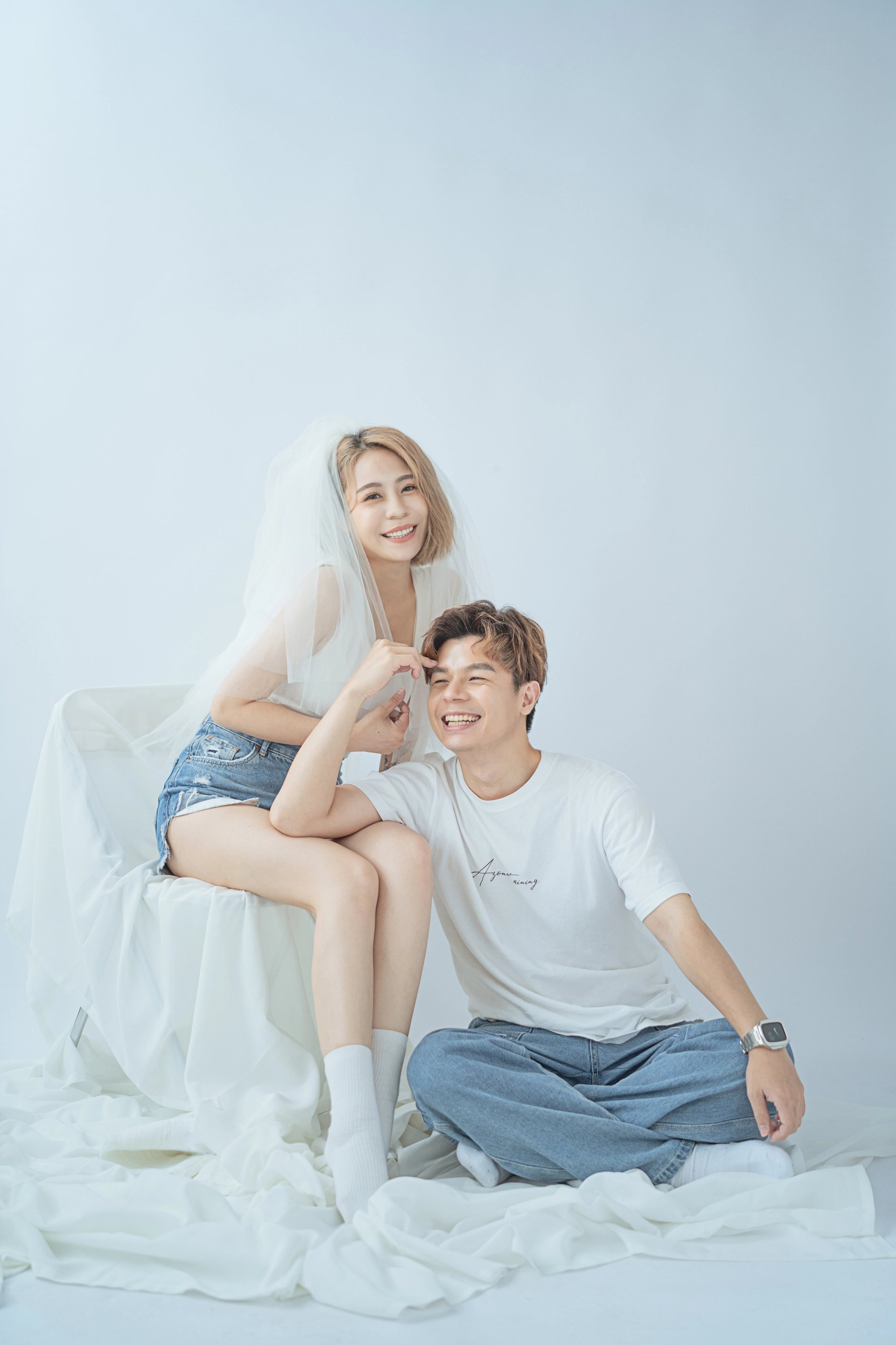 情侶輕婚紗－頭紗女坐椅與白衣牛仔褲男白色棚拍