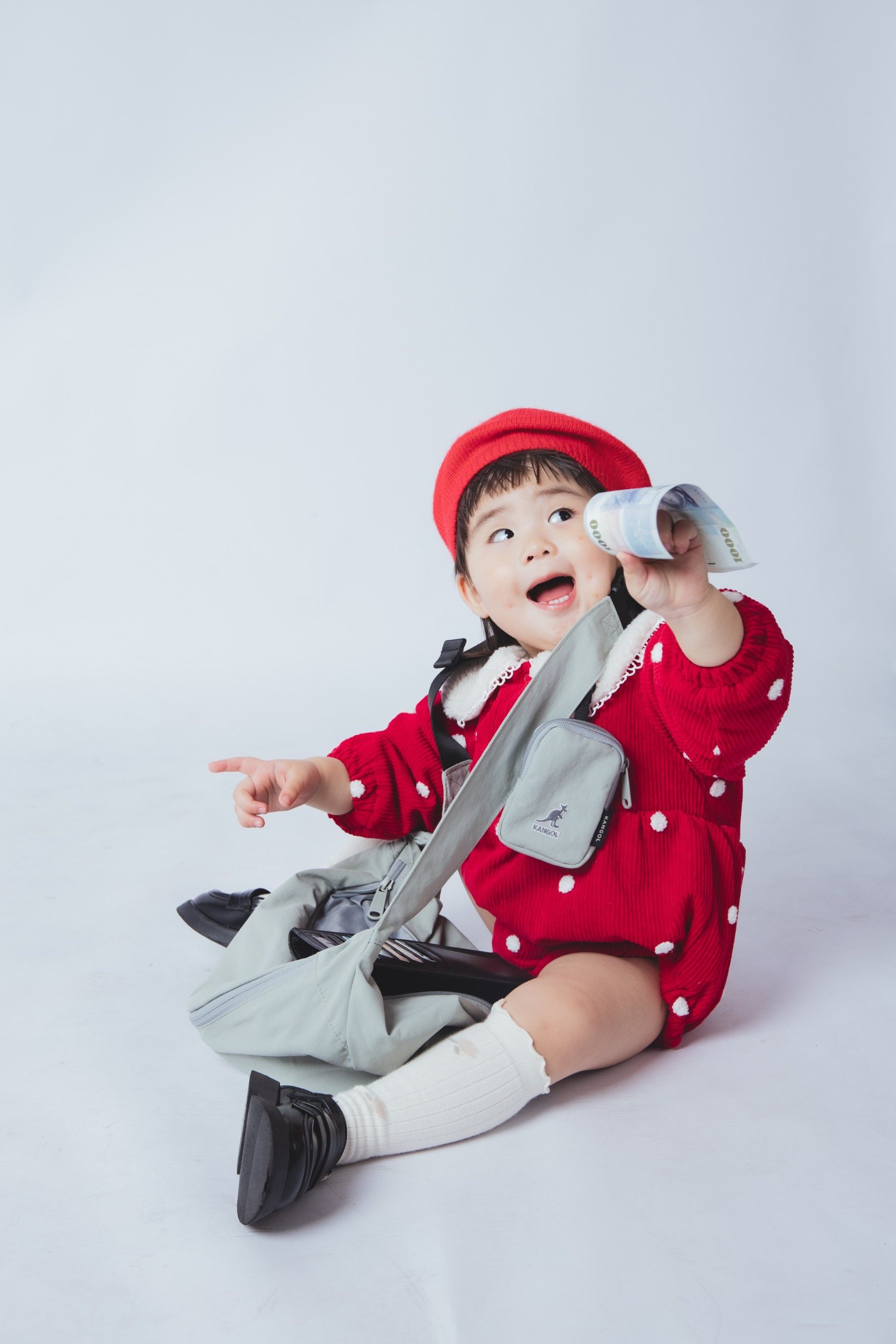 兒童寫真-紅色貝雷帽點點洋裝幼兒坐姿棚拍