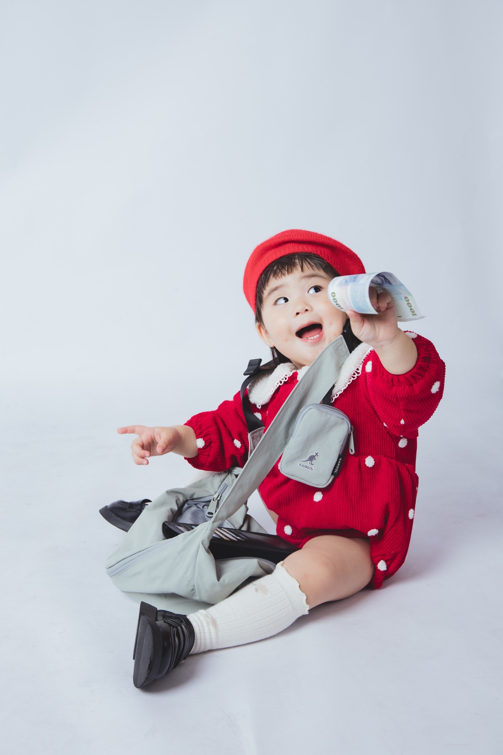 兒童寫真-紅色貝雷帽點點洋裝幼兒坐姿棚拍