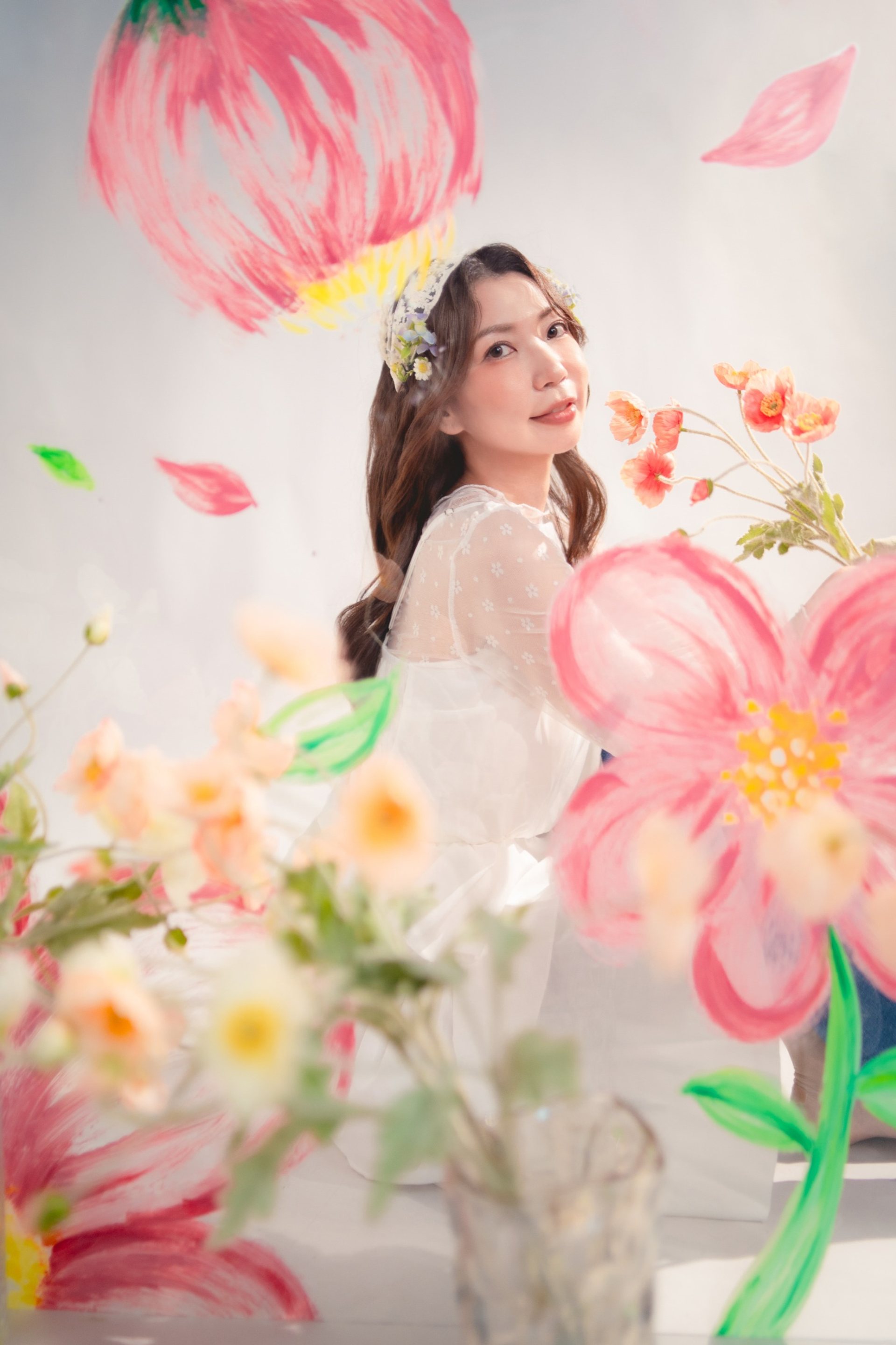 主題式寫真－白色洋裝女性回眸粉色手繪花卉背景