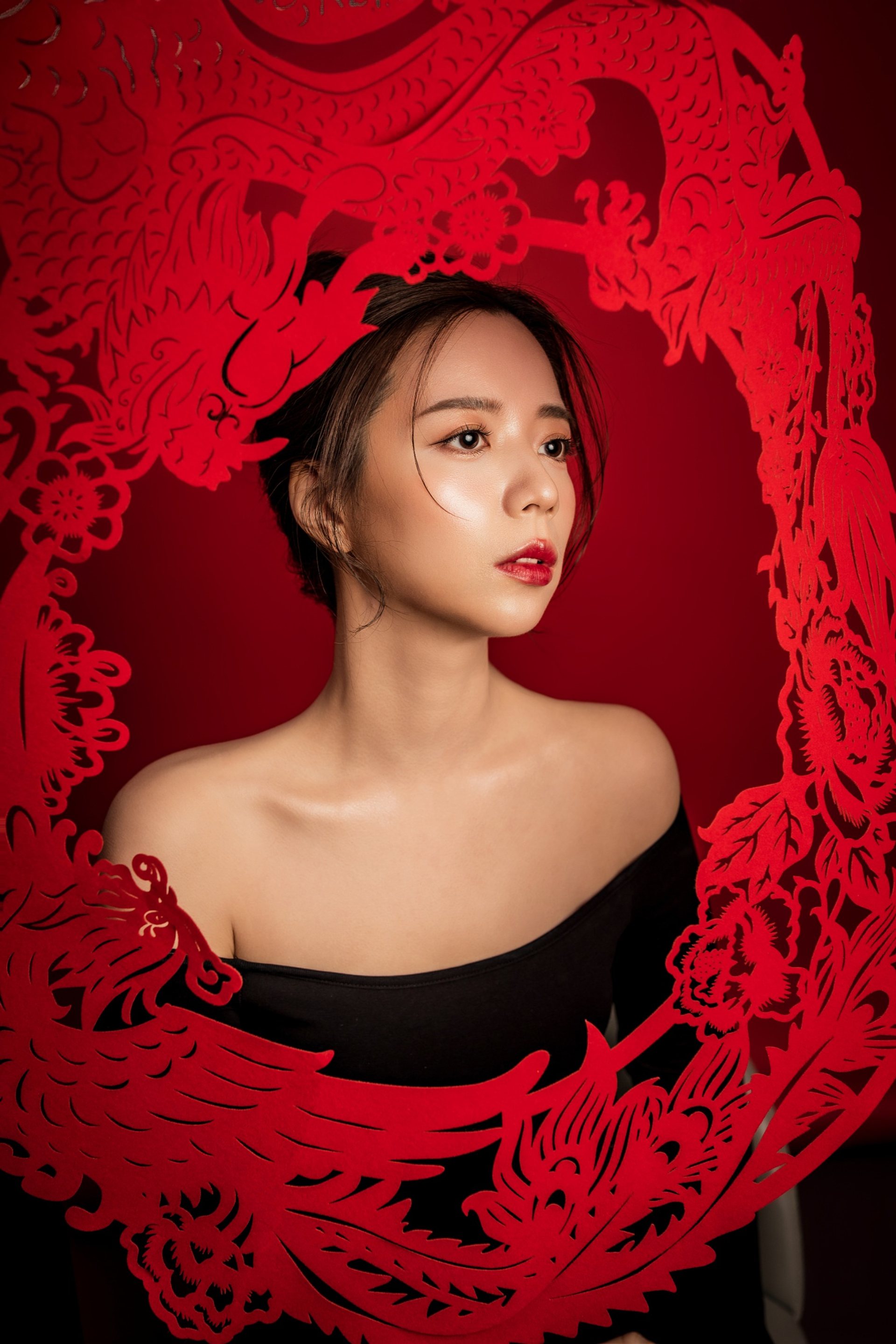 新中式主題寫真－紅色龍鳳剪紙框中黑衣女性肖像