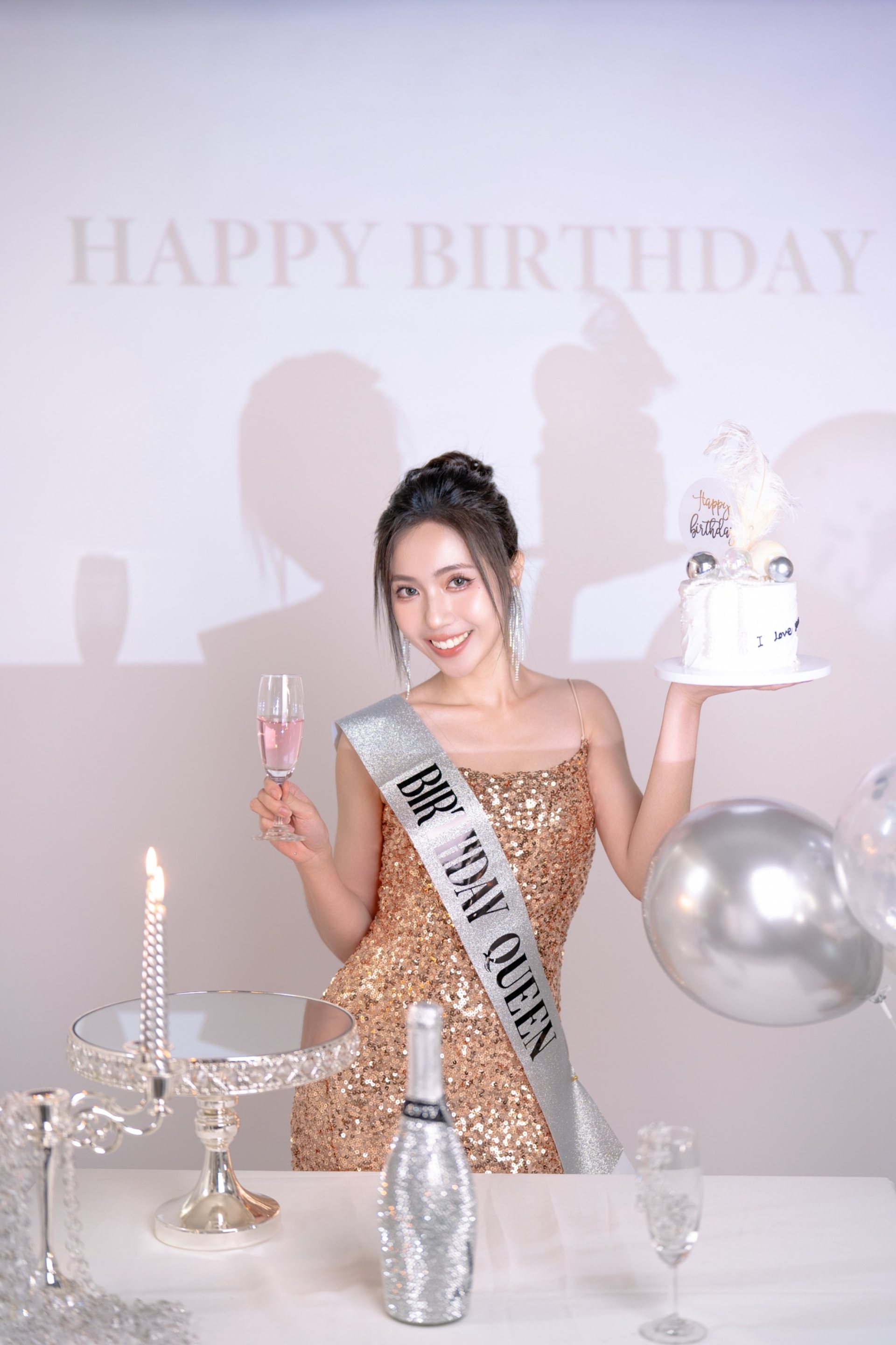 主題式寫真－金色亮片洋裝女性持香檳與生日蛋糕
