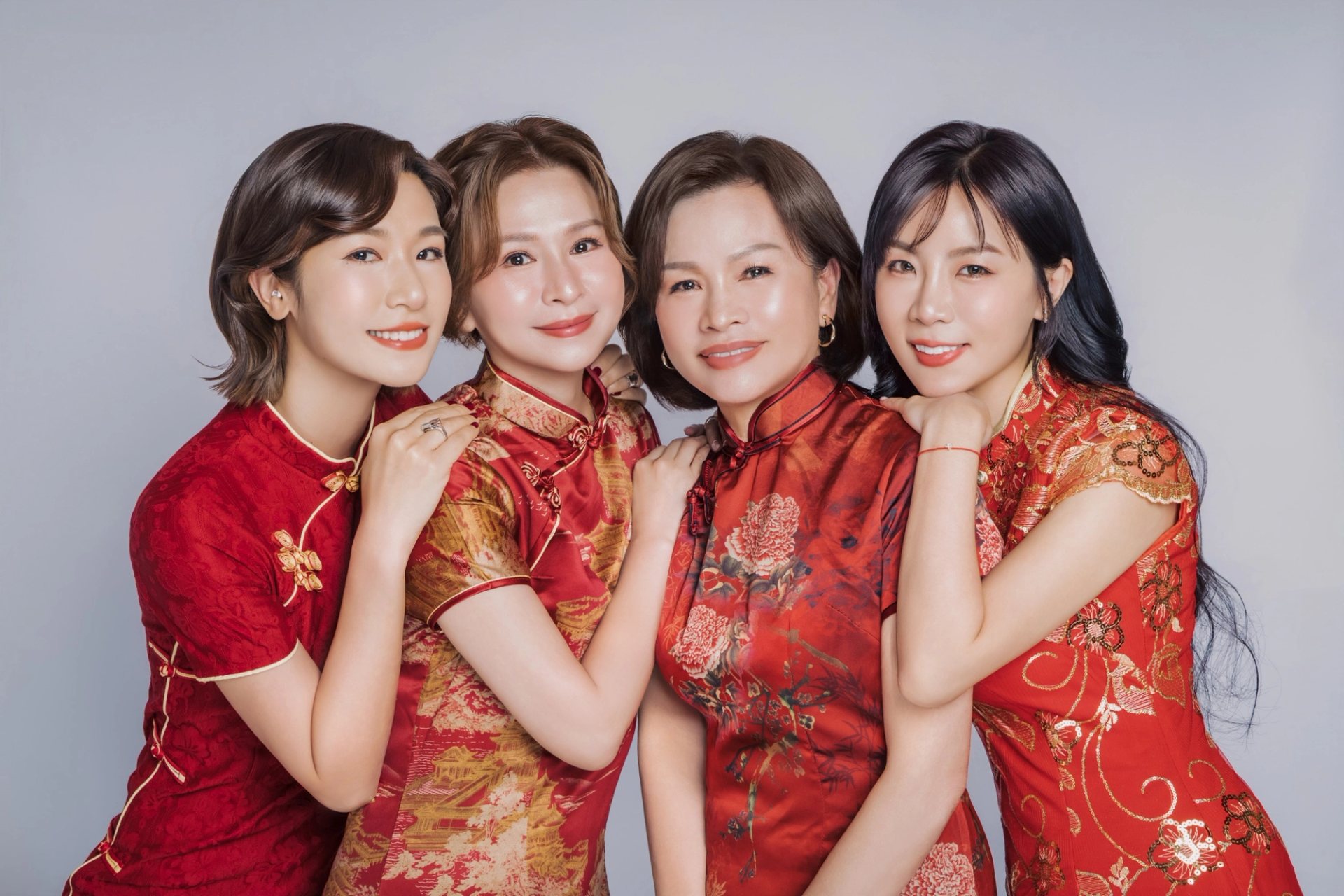 全家福寫真－四位女性紅色旗袍灰背景合影