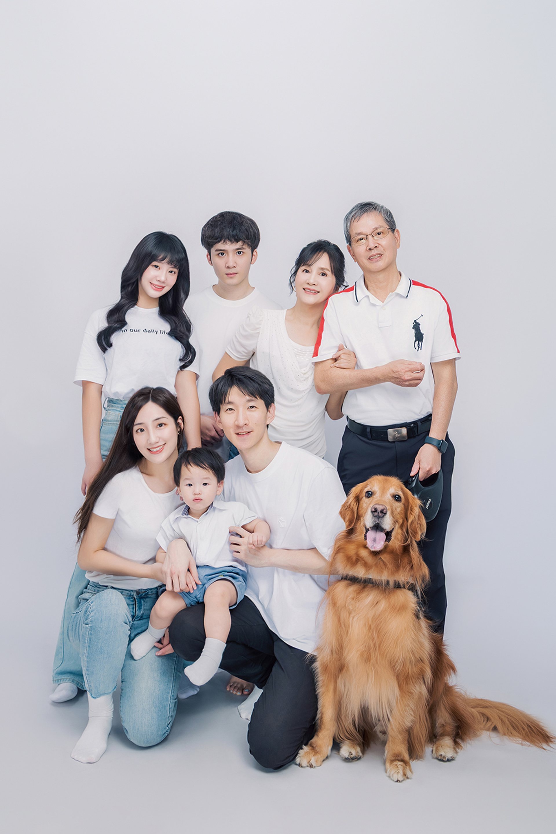 全家福寫真－白色系多人合影黃金獵犬同框