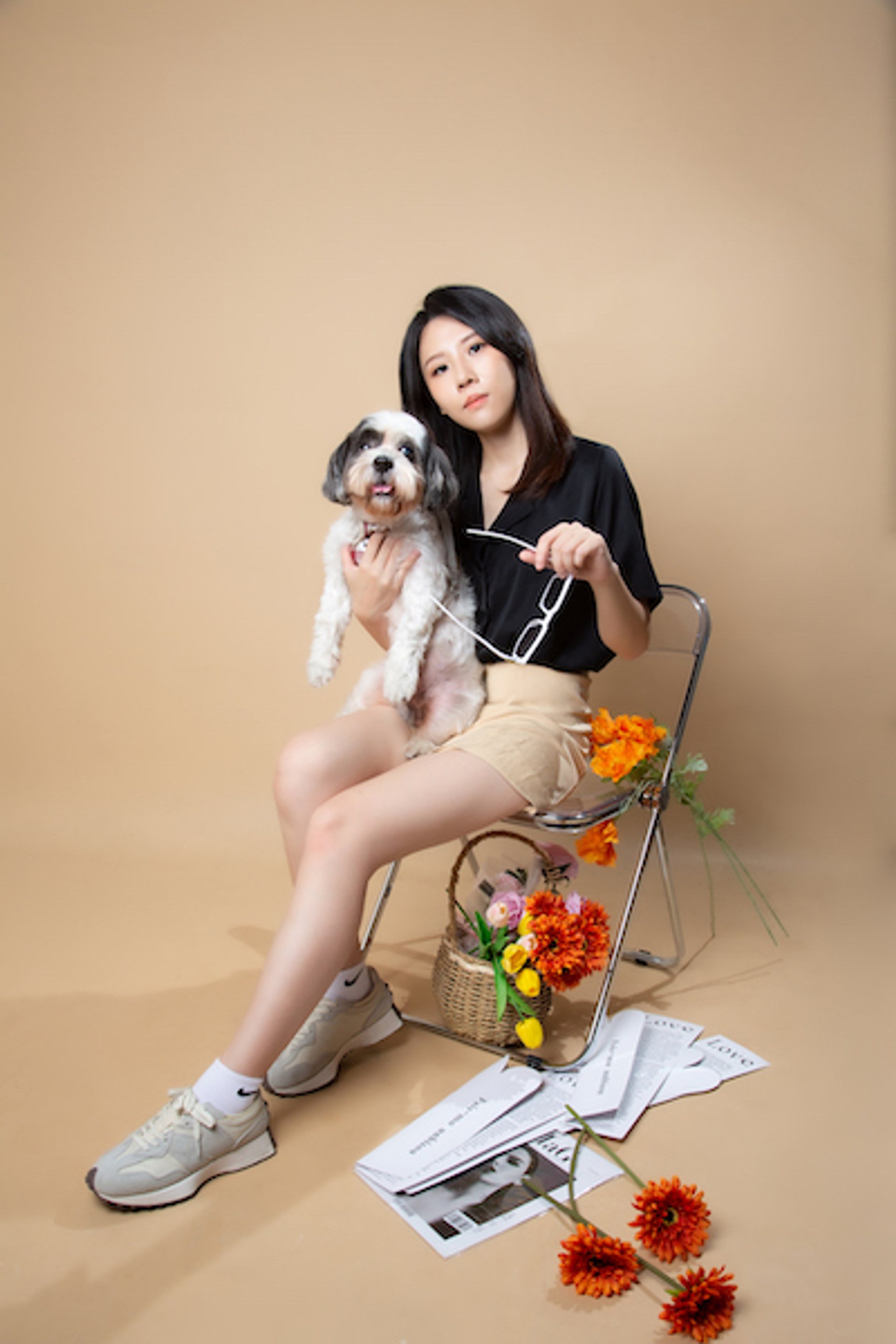 寵物寫真－女性椅上抱黑白小型犬奶茶背景花籃佈置