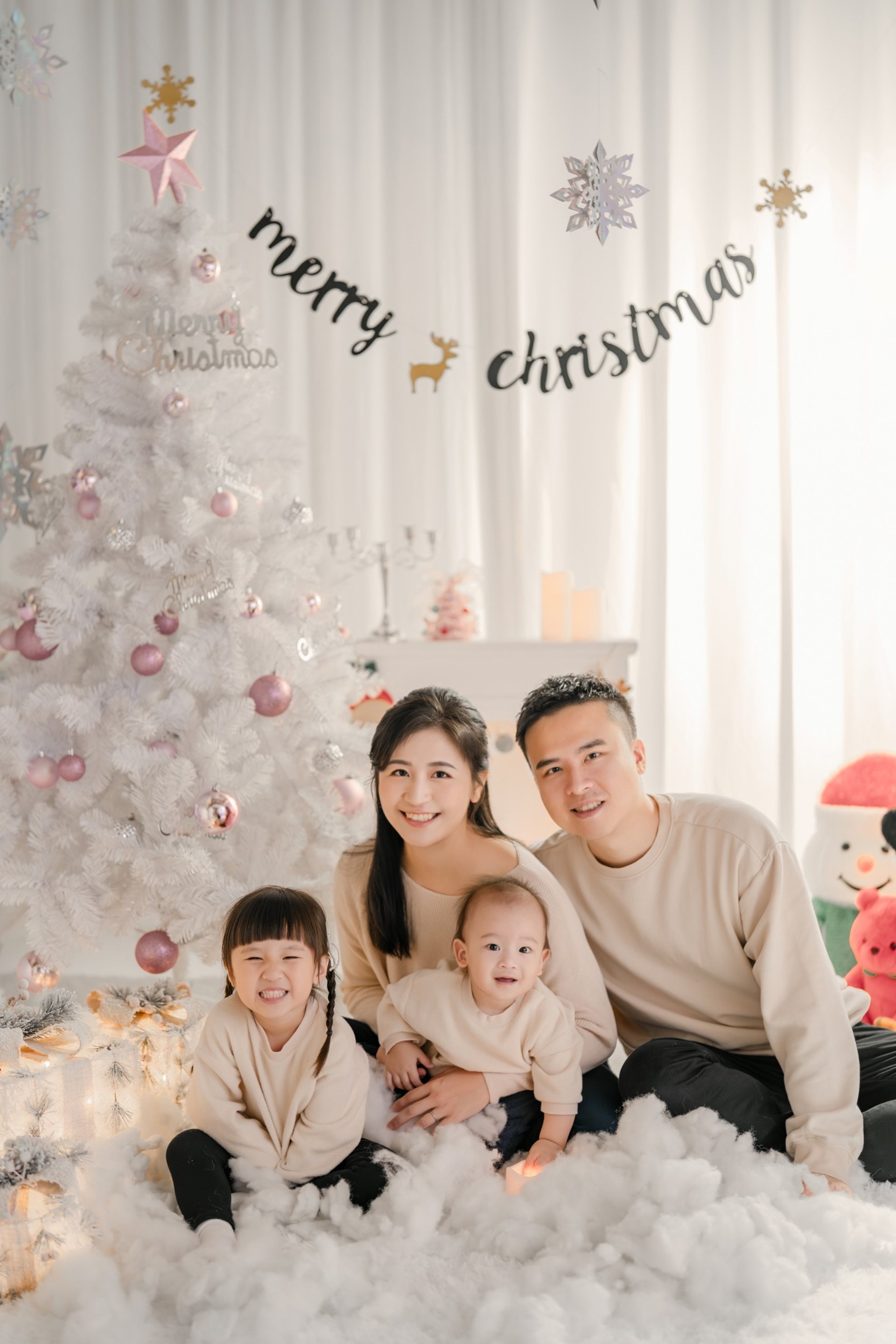 全家福多人寫真－聖誕雪景佈置四口之家米白穿搭