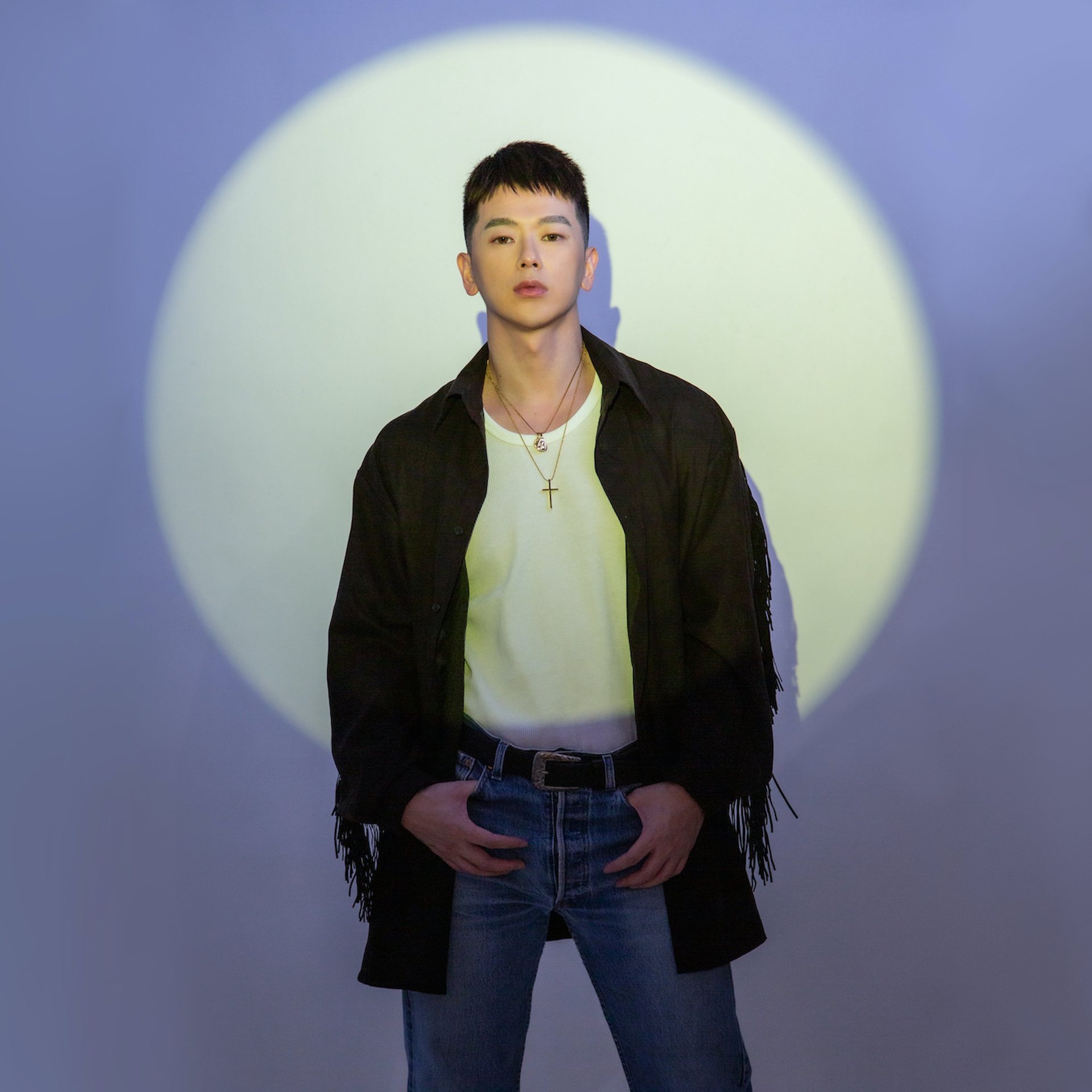 Model卡寫真－流蘇外套白T牛仔褲男性圓形光暈棚拍