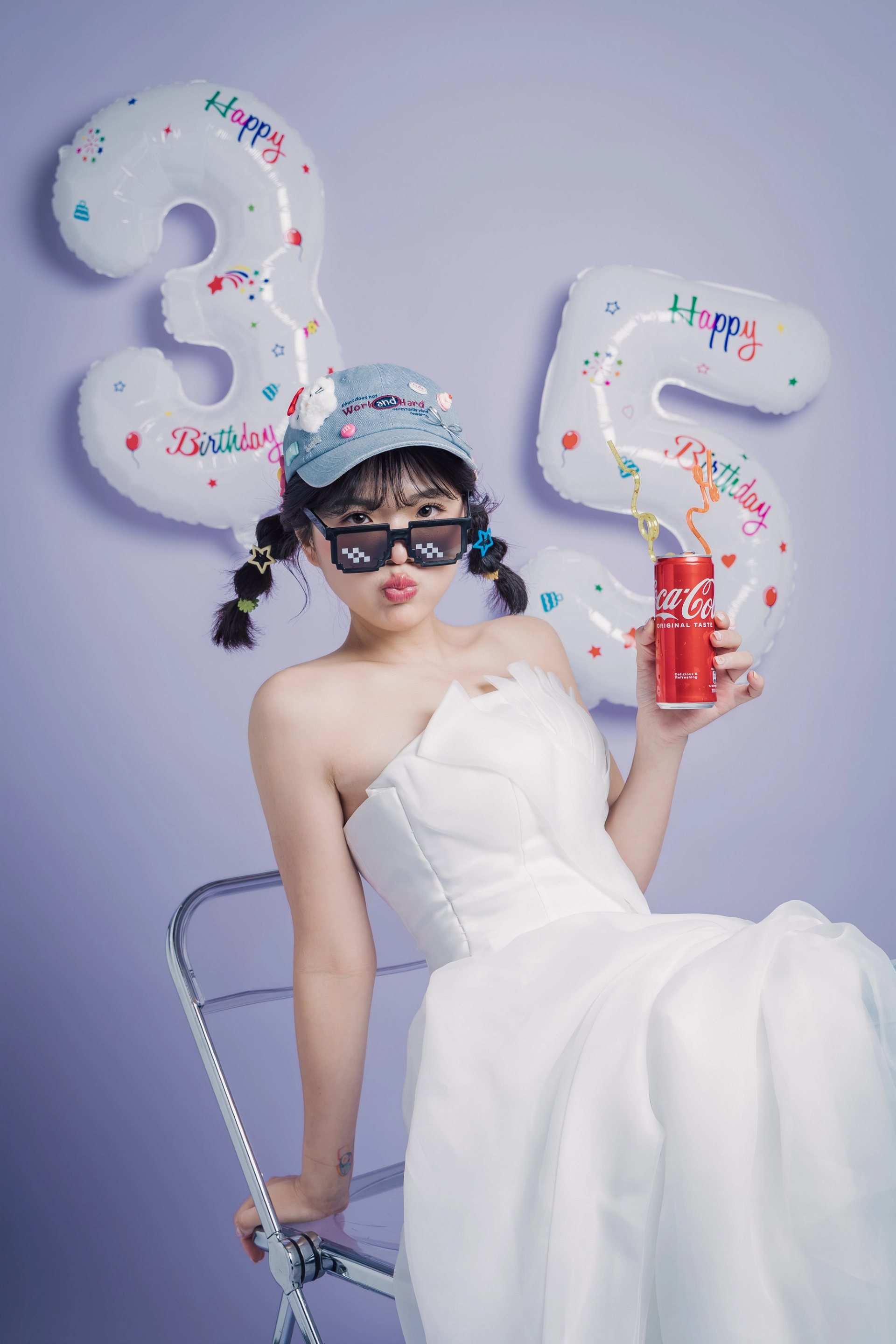 主題式寫真－生日主題白洋裝女性數字氣球可樂