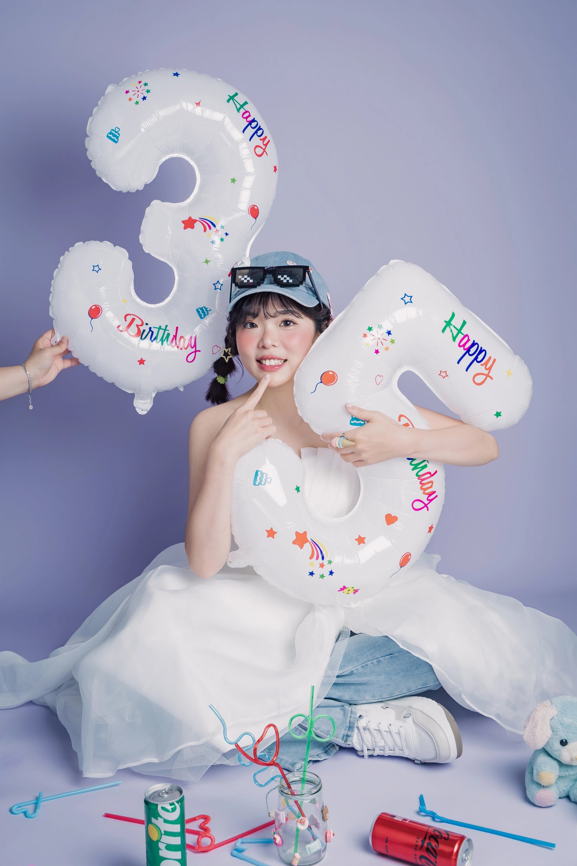 生日派對小宇宙主題寫真－白紗裙女性抱數字氣球紫色背景
