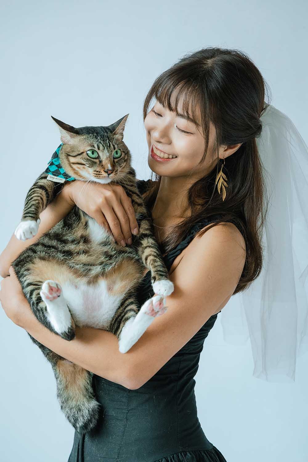 寵物寫真-黑洋裝白頭紗女性懷抱虎斑貓淺色背景