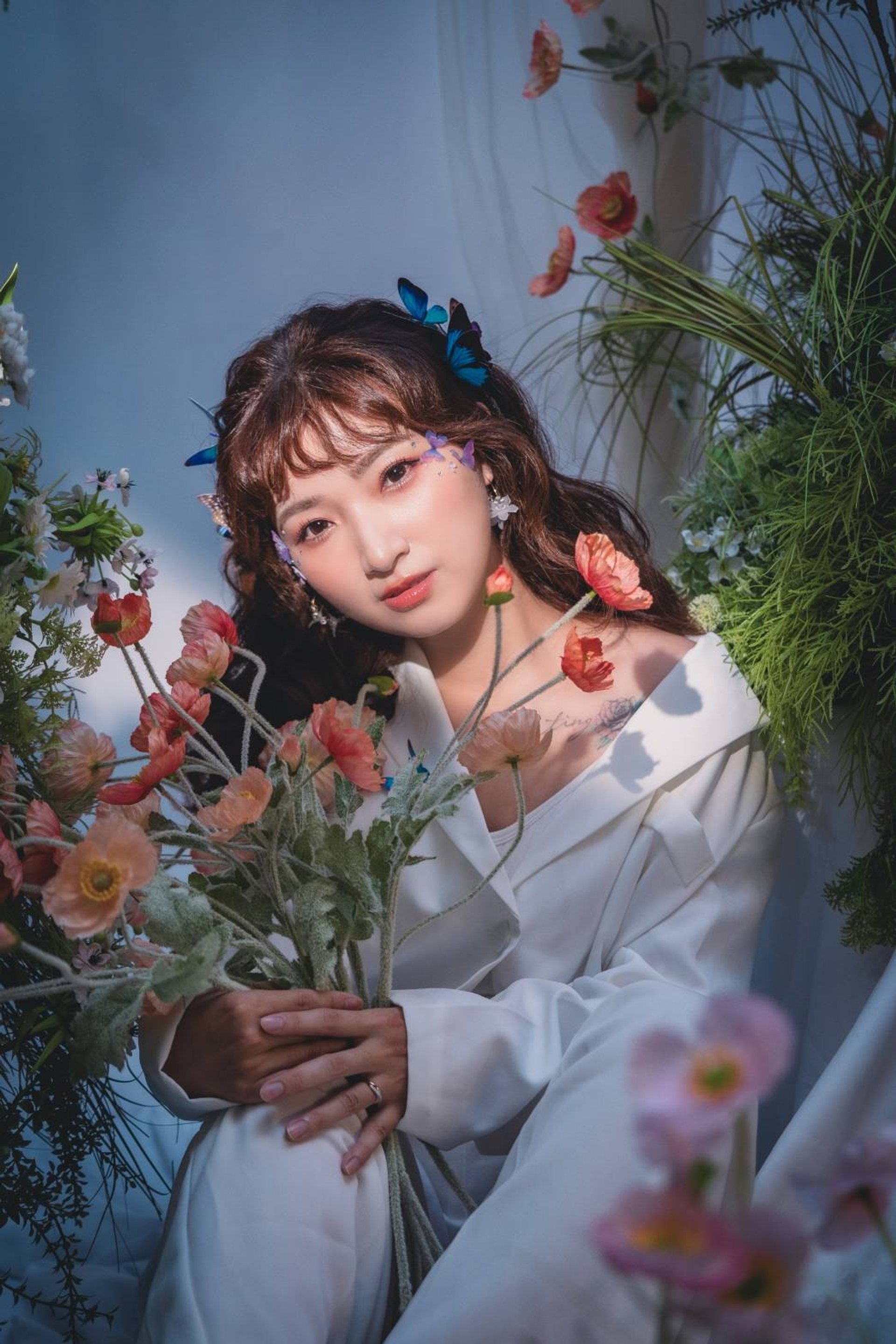 主題式寫真－白衣女性花叢中蝴蝶髮飾藍調光影