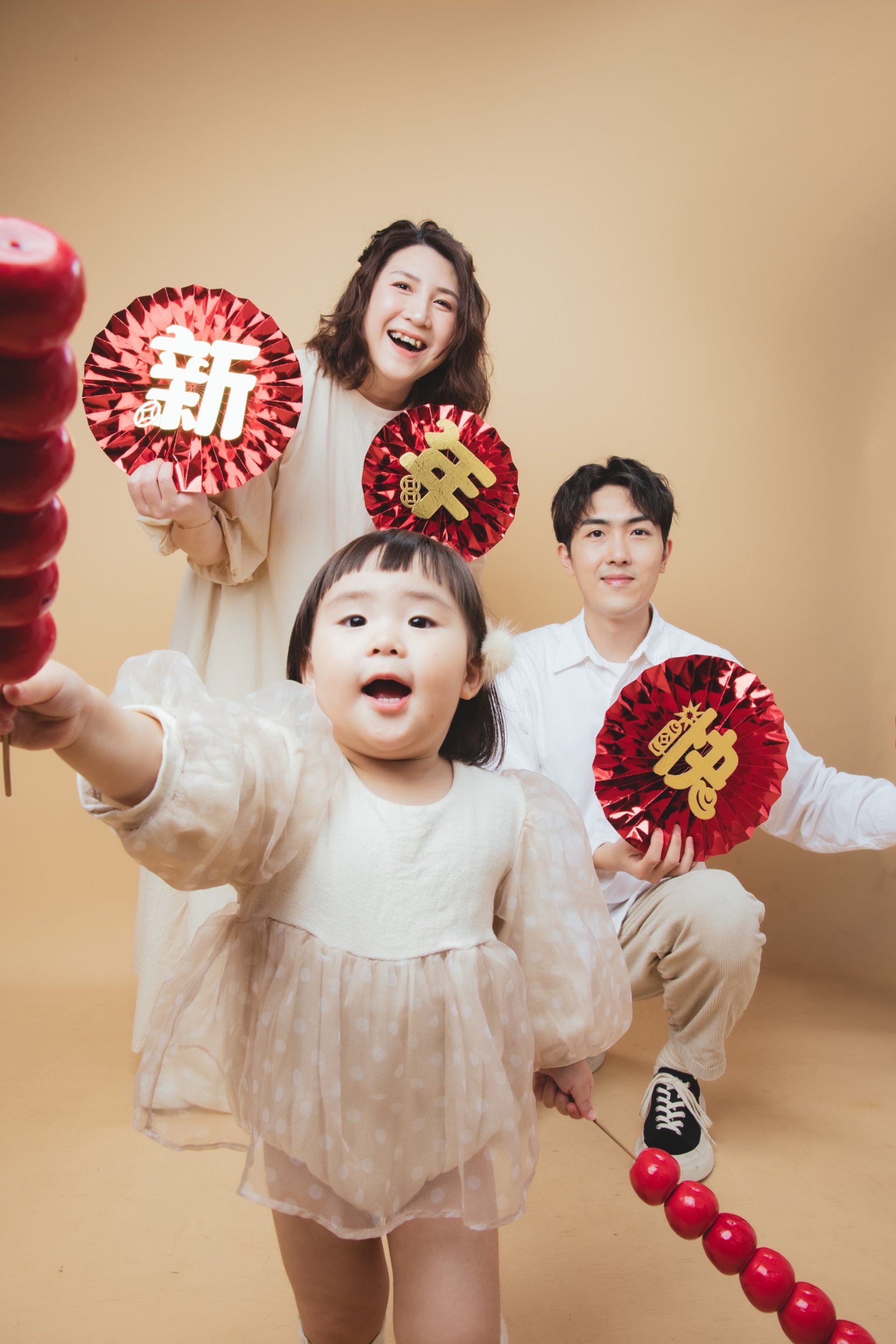 全家福寫真－新年主題三口之家紅色紙扇裝飾
