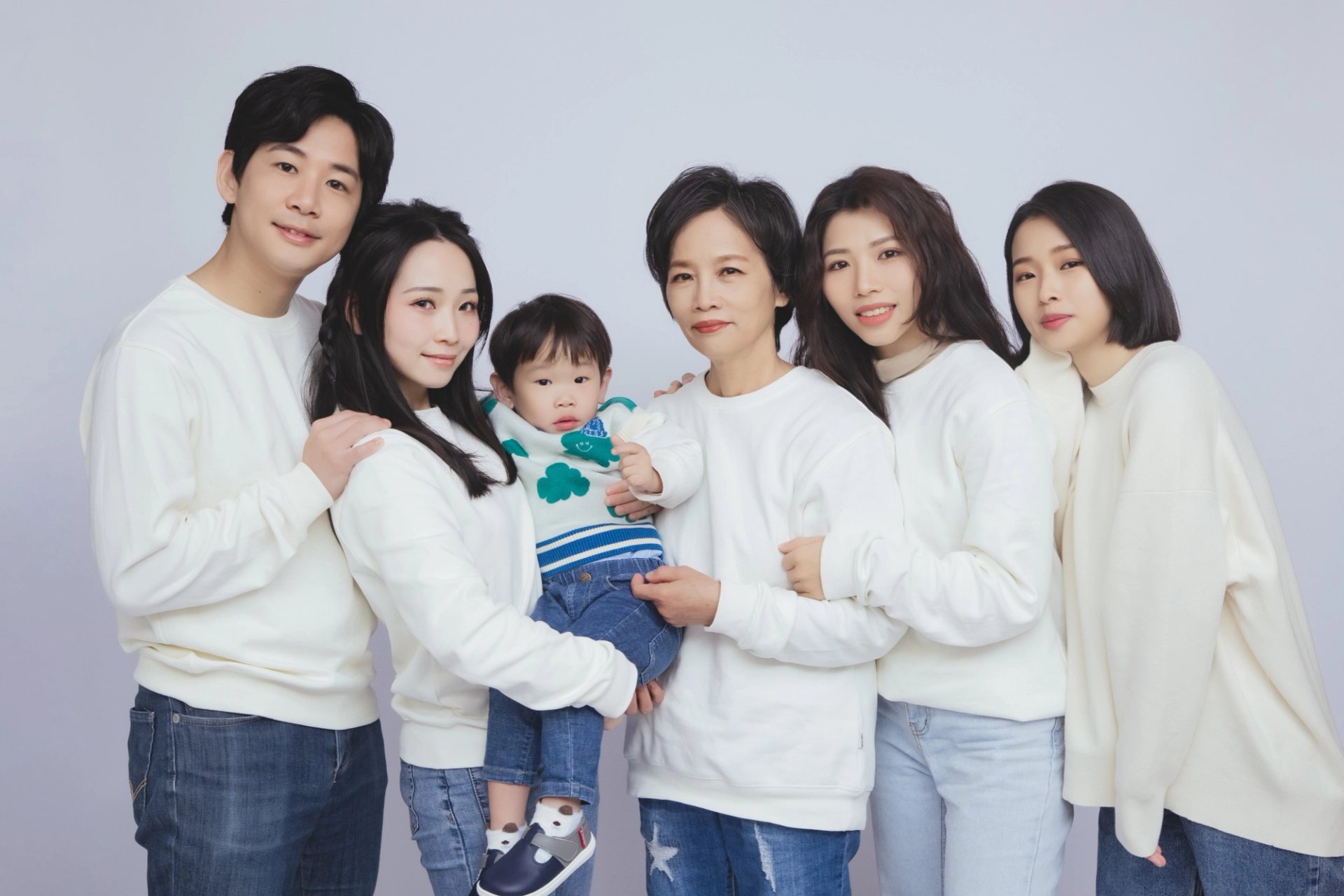 全家福寫真－白色系六人合影懷抱幼兒淺灰背景