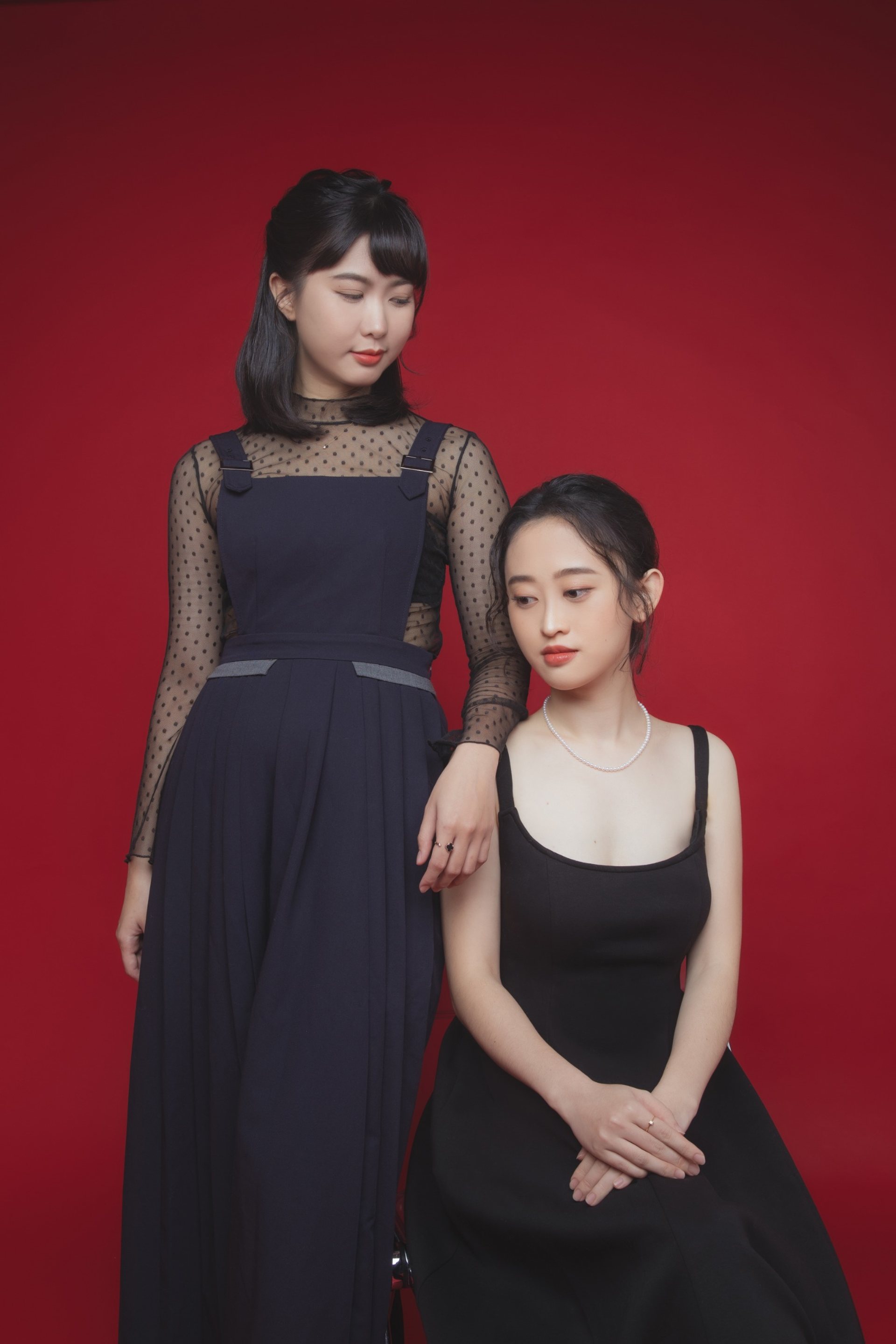 閨蜜寫真－兩位深色洋裝女性紅色背景復古氛圍