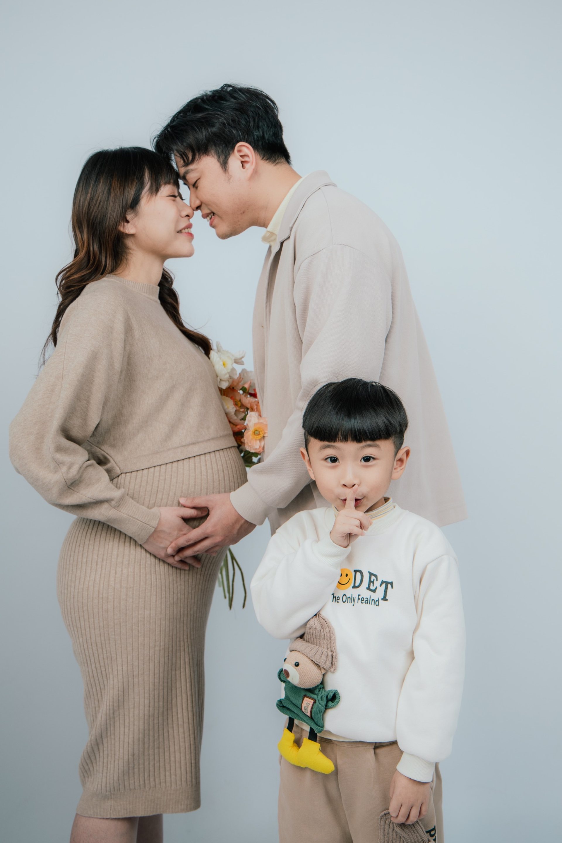 全家福寫真－孕媽咪與爸爸額頭相碰男童比噓