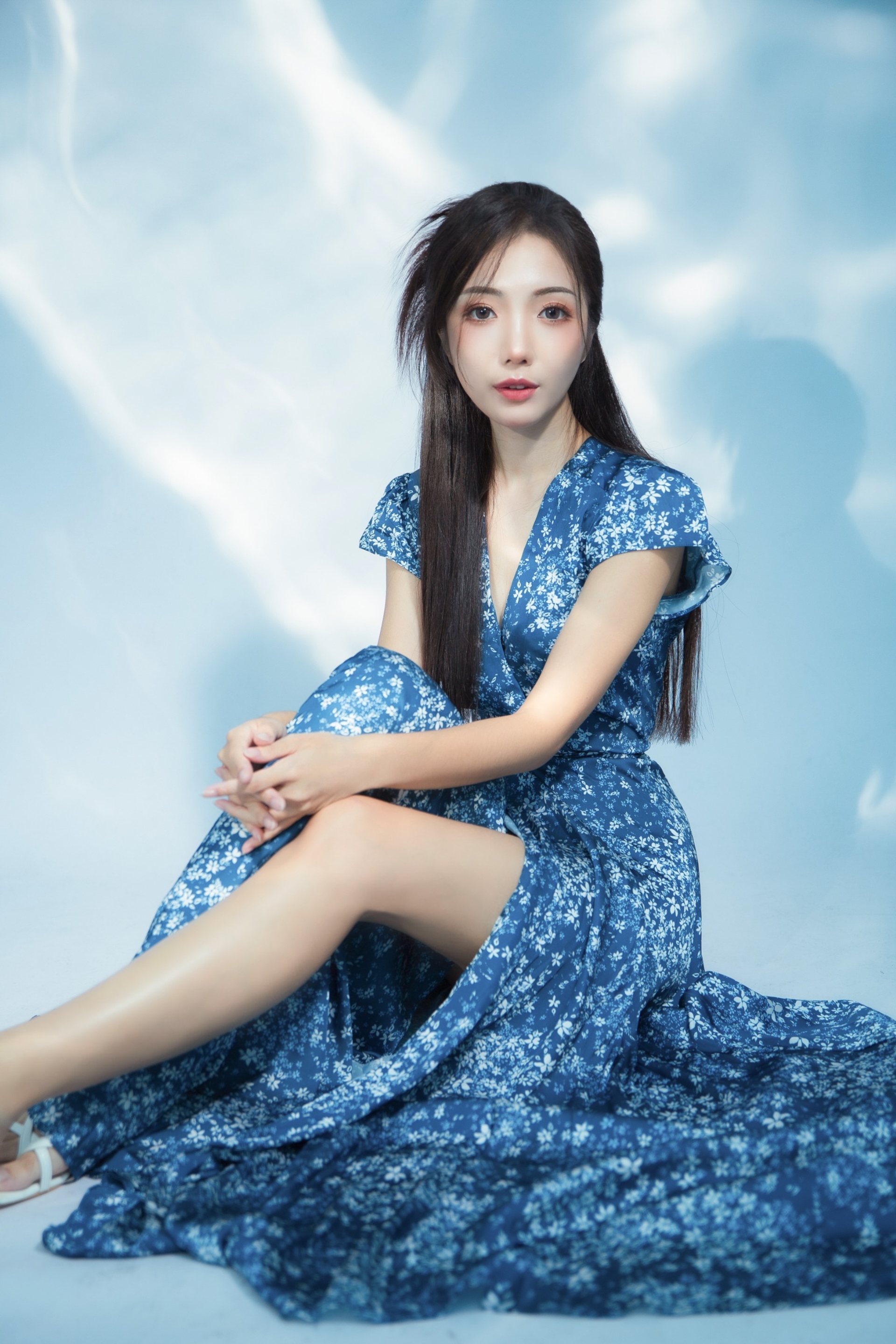Model卡寫真－藍色碎花長洋裝直髮女性水波光影