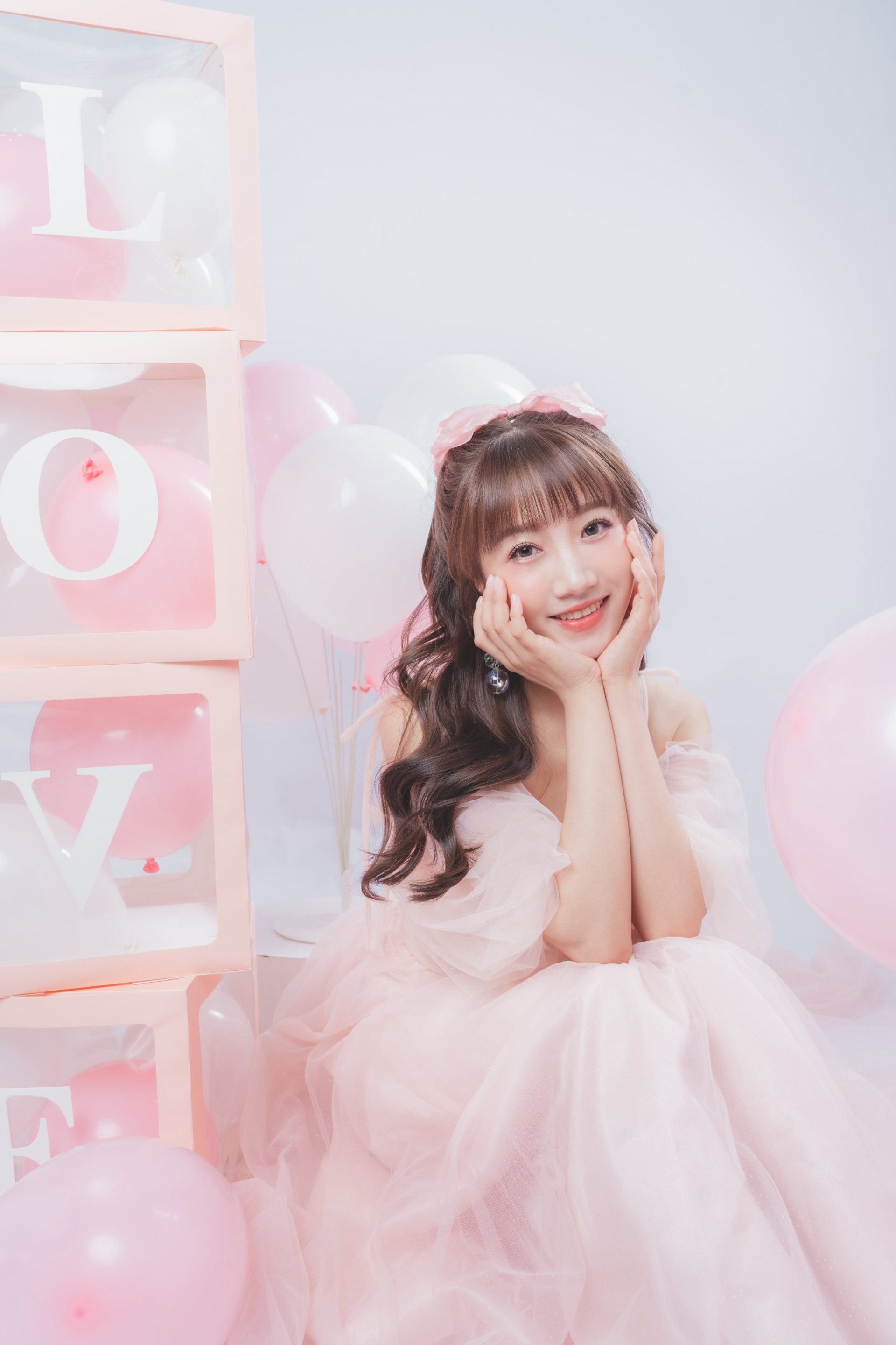 主題式寫真－粉色紗裙女性LOVE字母箱與粉白氣球