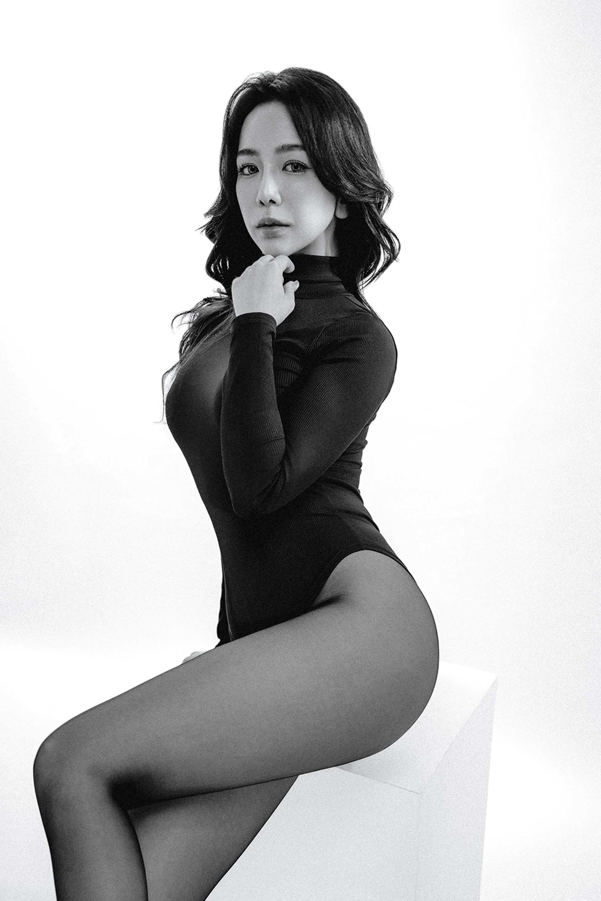 Model卡寫真－黑白棚拍黑色連身衣長捲髮女性側身托腮