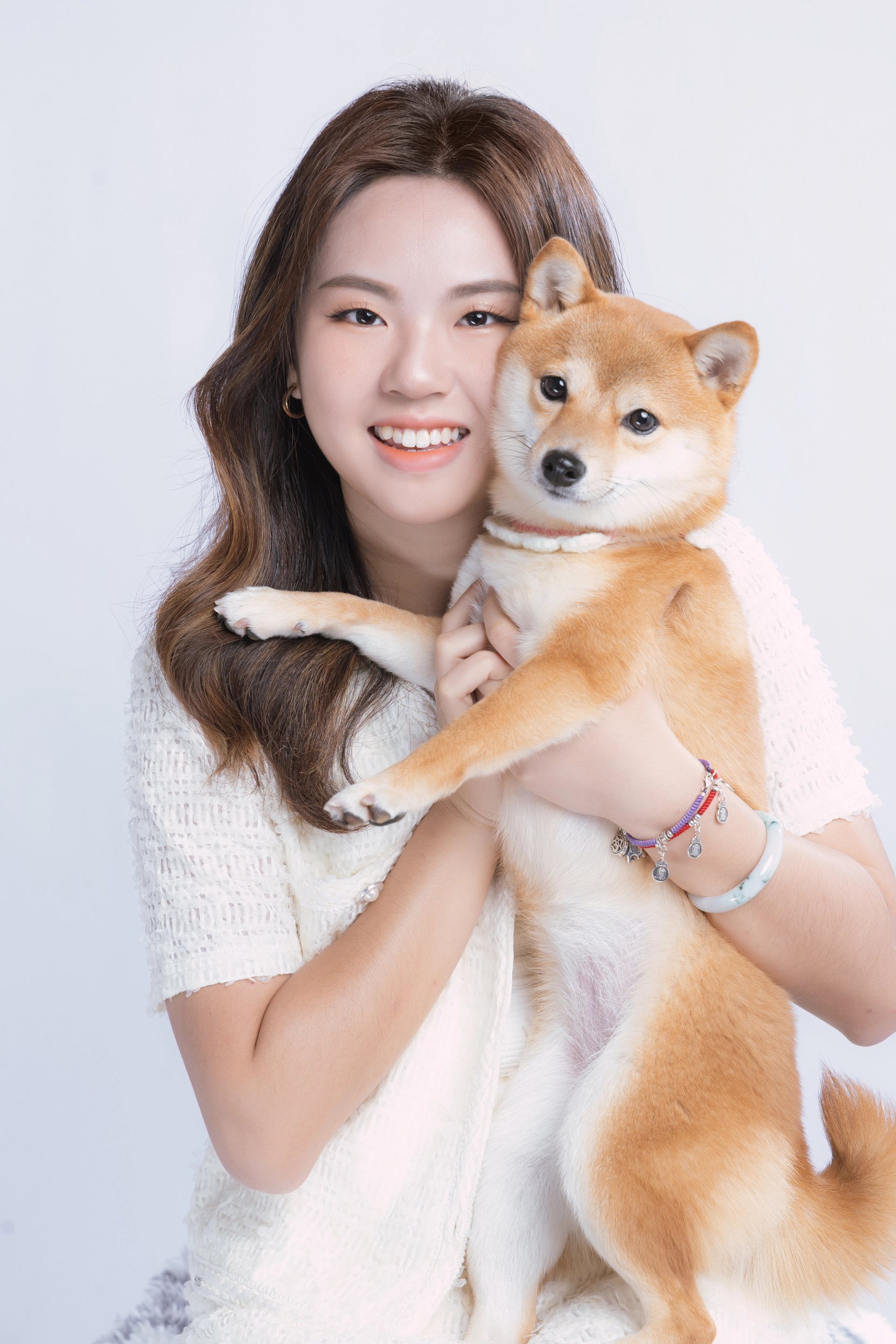 寵物寫真－白針織女性懷抱柴犬燦笑淺色背景