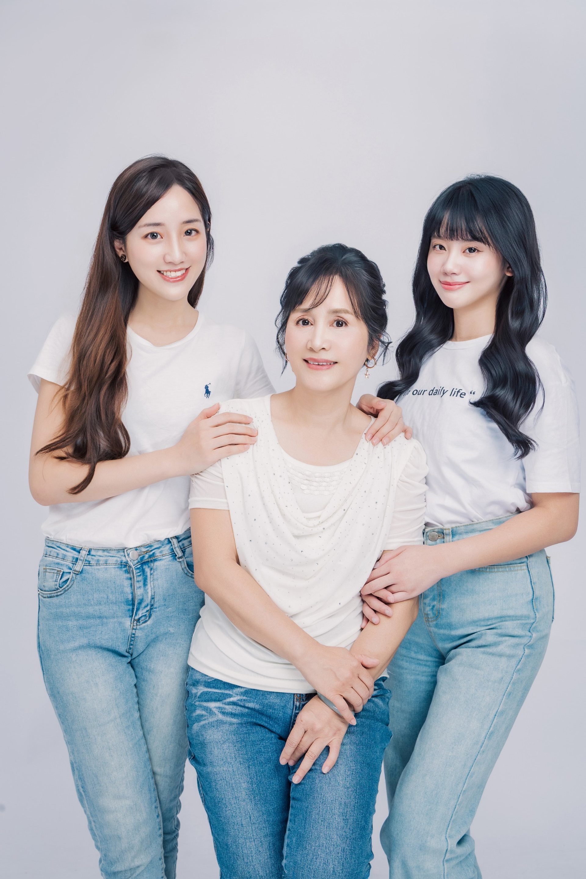 全家福寫真－三位女性白上衣牛仔褲合影