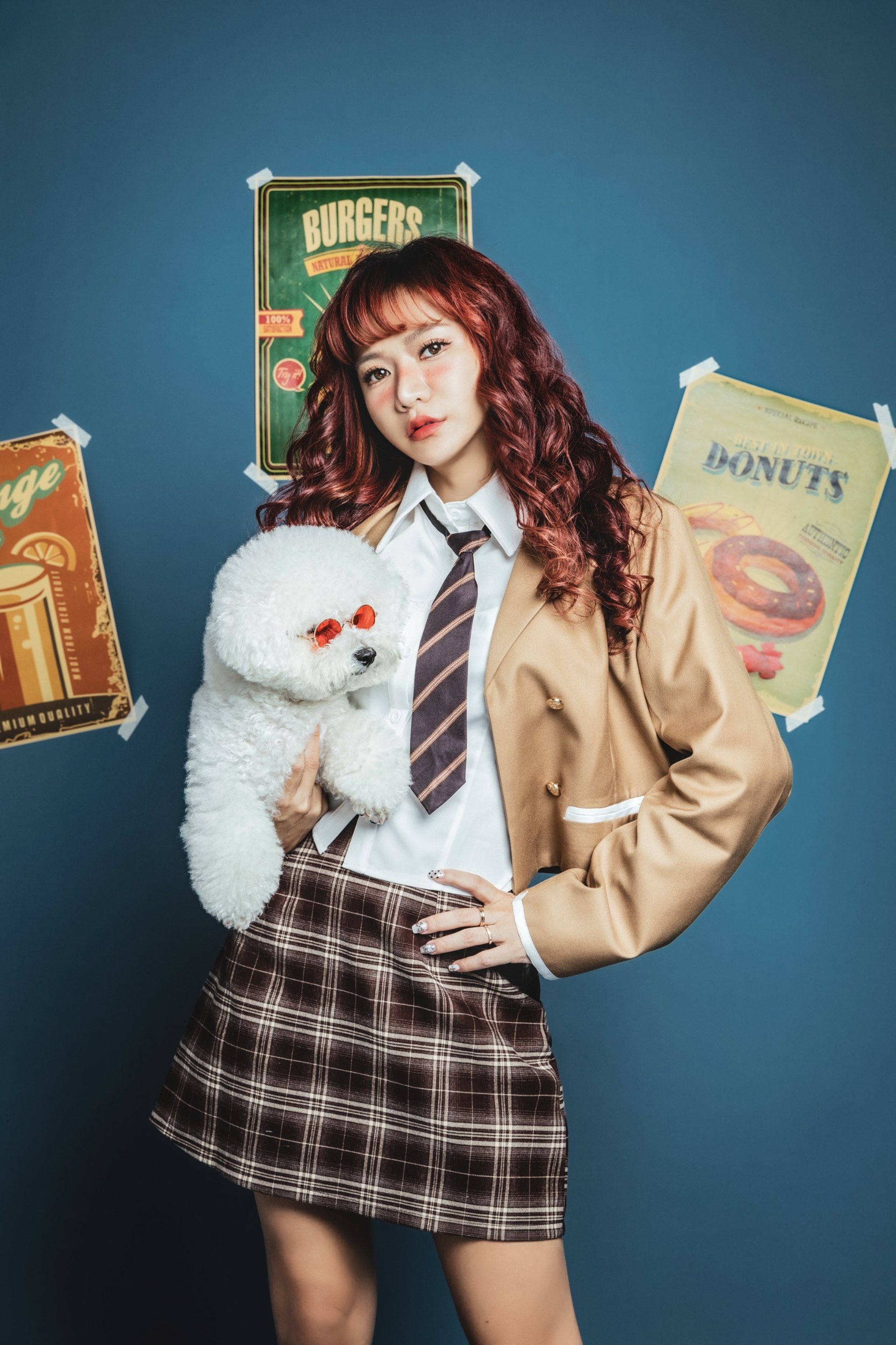 主題式寫真－美式復古卡其外套女性抱白色捲毛犬