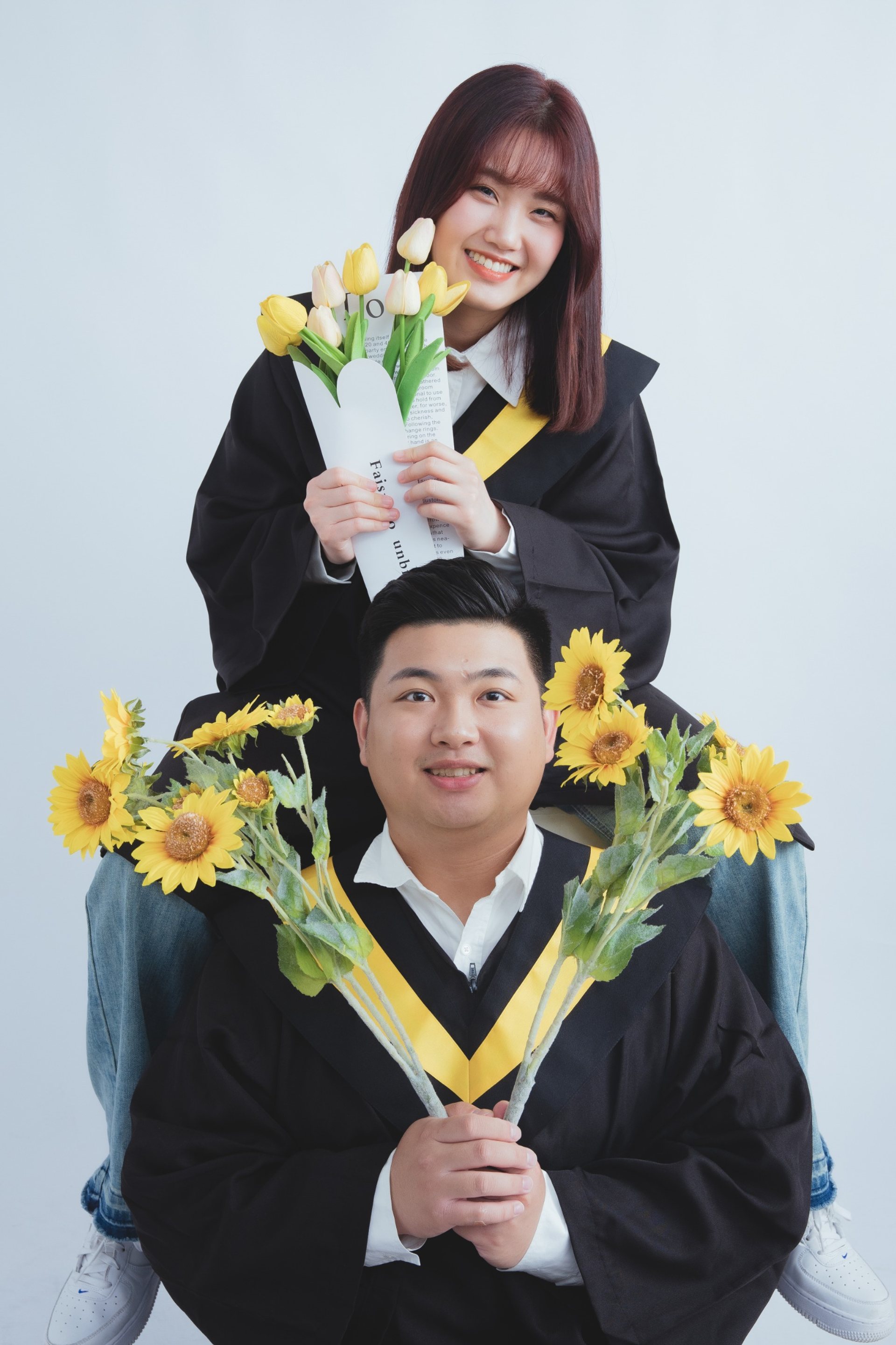 畢業寫真－兩人學士服合影手持向日葵與鬱金香