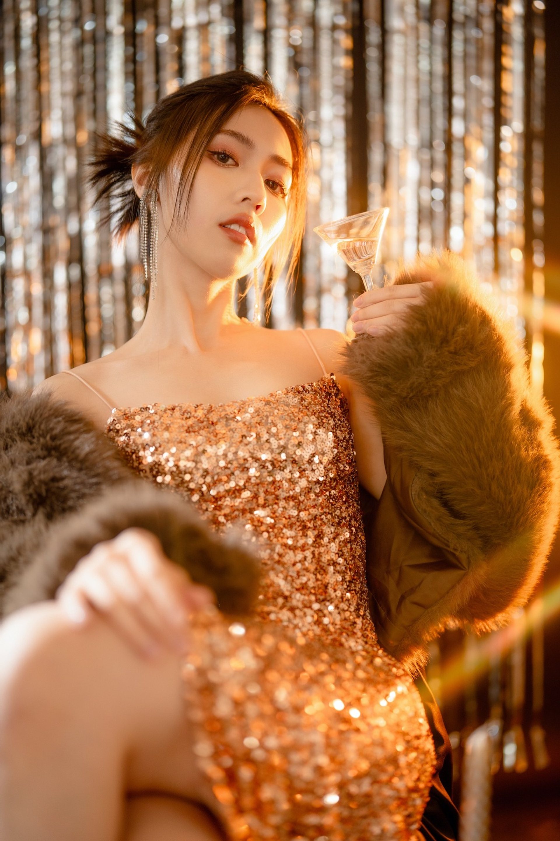 主題式寫真－金色亮片洋裝女性持酒杯銀色亮片簾幕