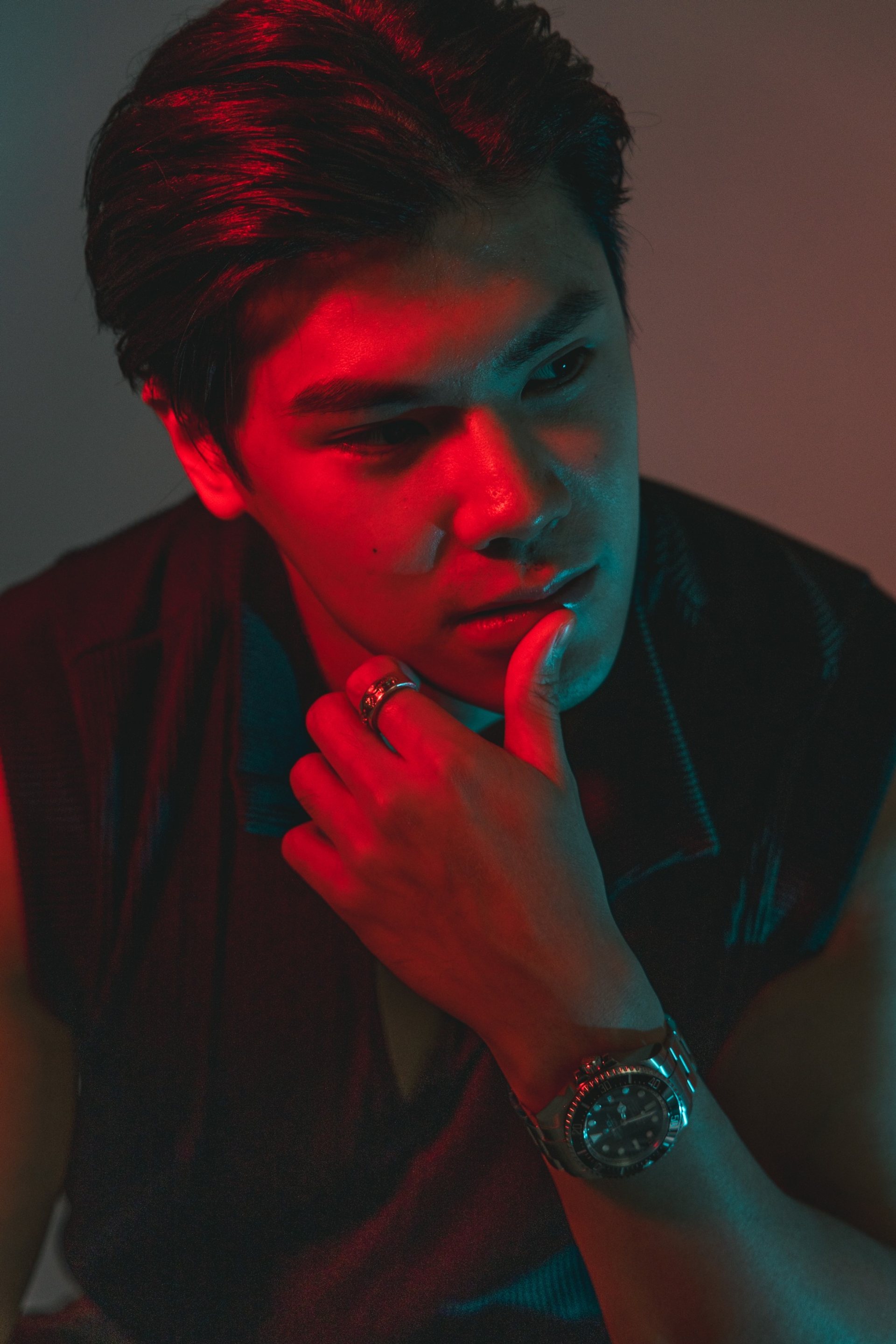 Model卡寫真－紅藍雙色光影男性托腮特寫戴手錶