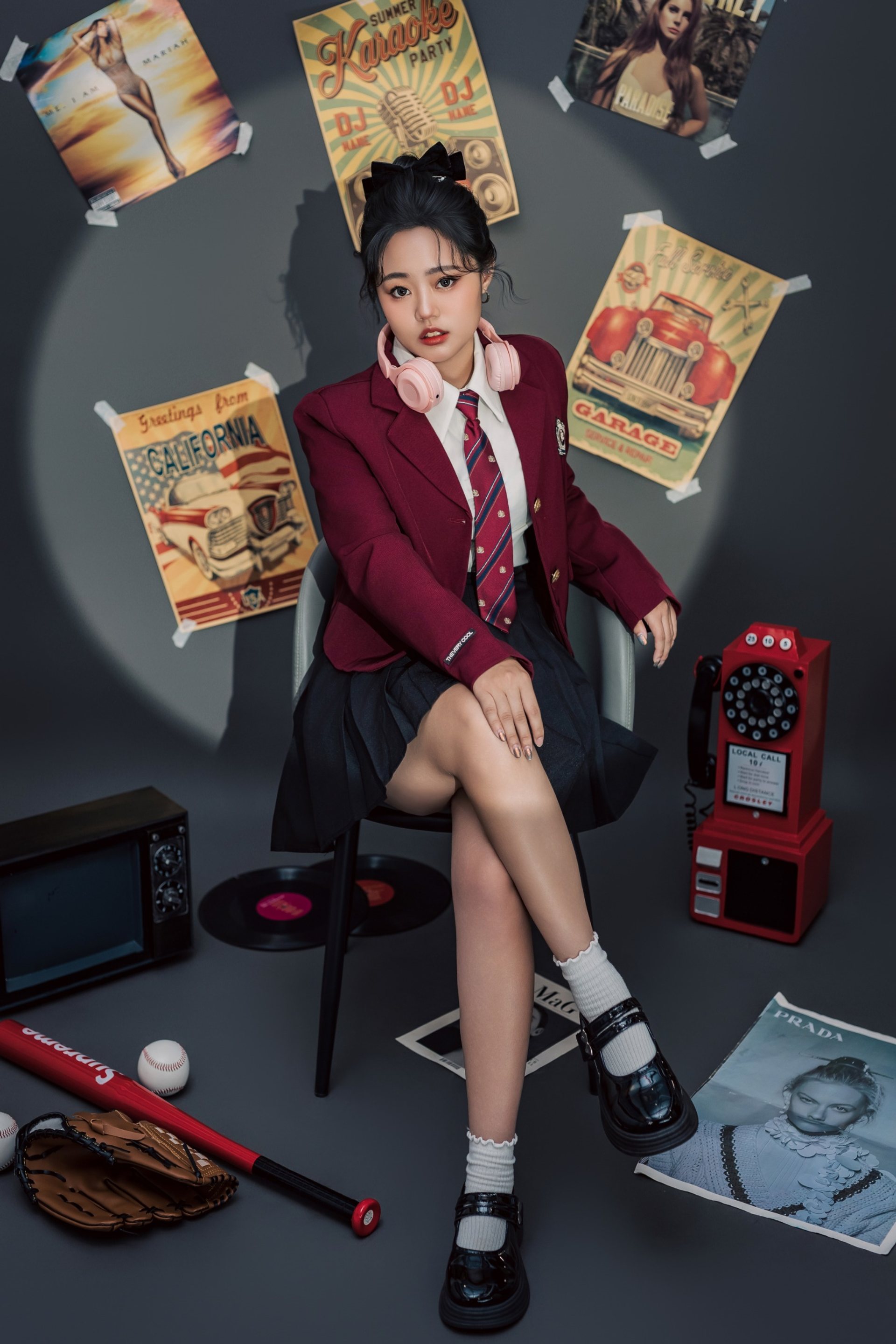 主題式寫真－酒紅制服女性美式復古海報場景坐姿