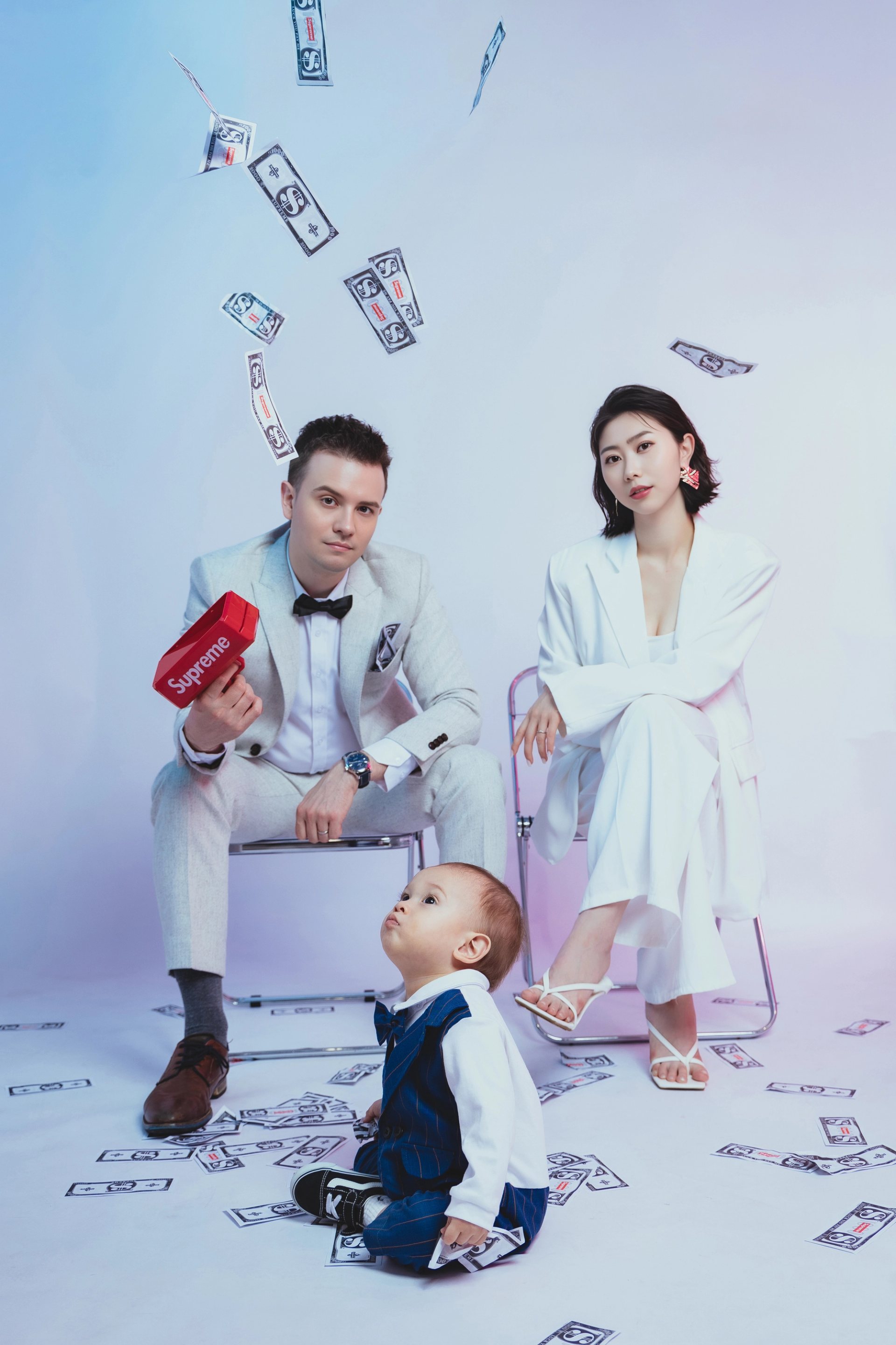 全家福多人寫真－鈔票飛舞創意場景白西裝三口之家