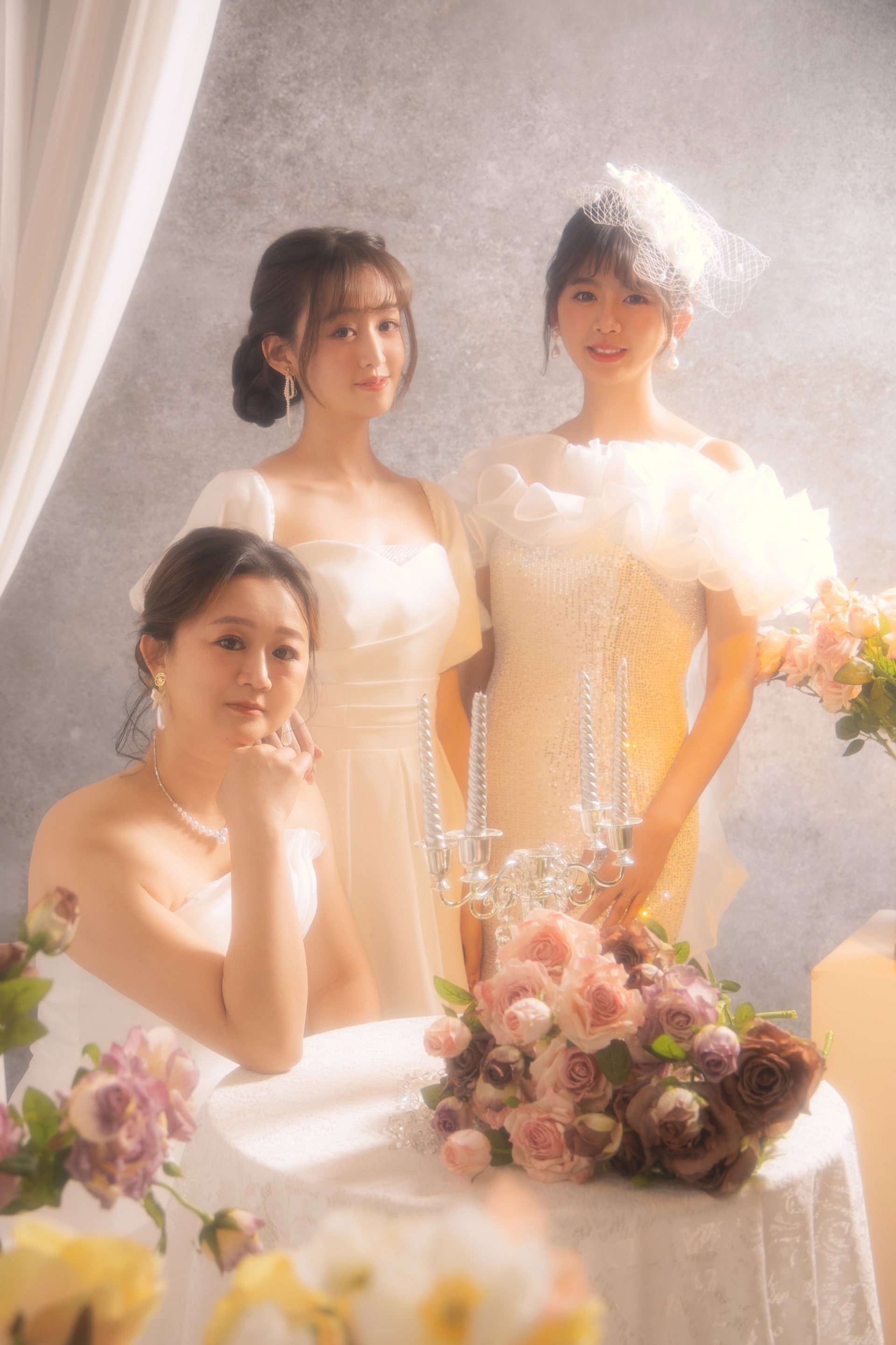 全家福多人寫真－法式古典風三位女性白色禮服花藝