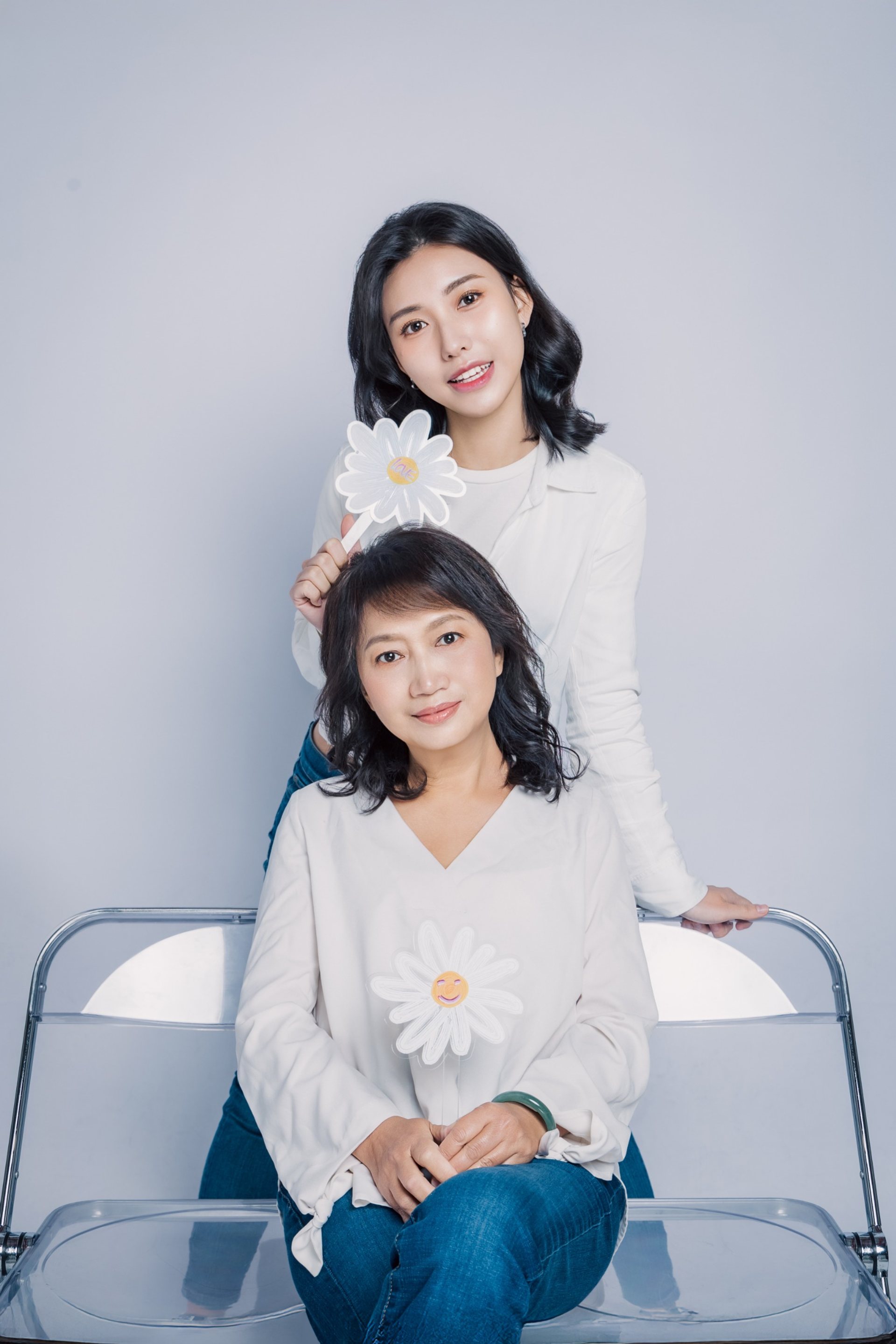 閨蜜寫真－兩位白衣女性持小雛菊道具藍灰色調