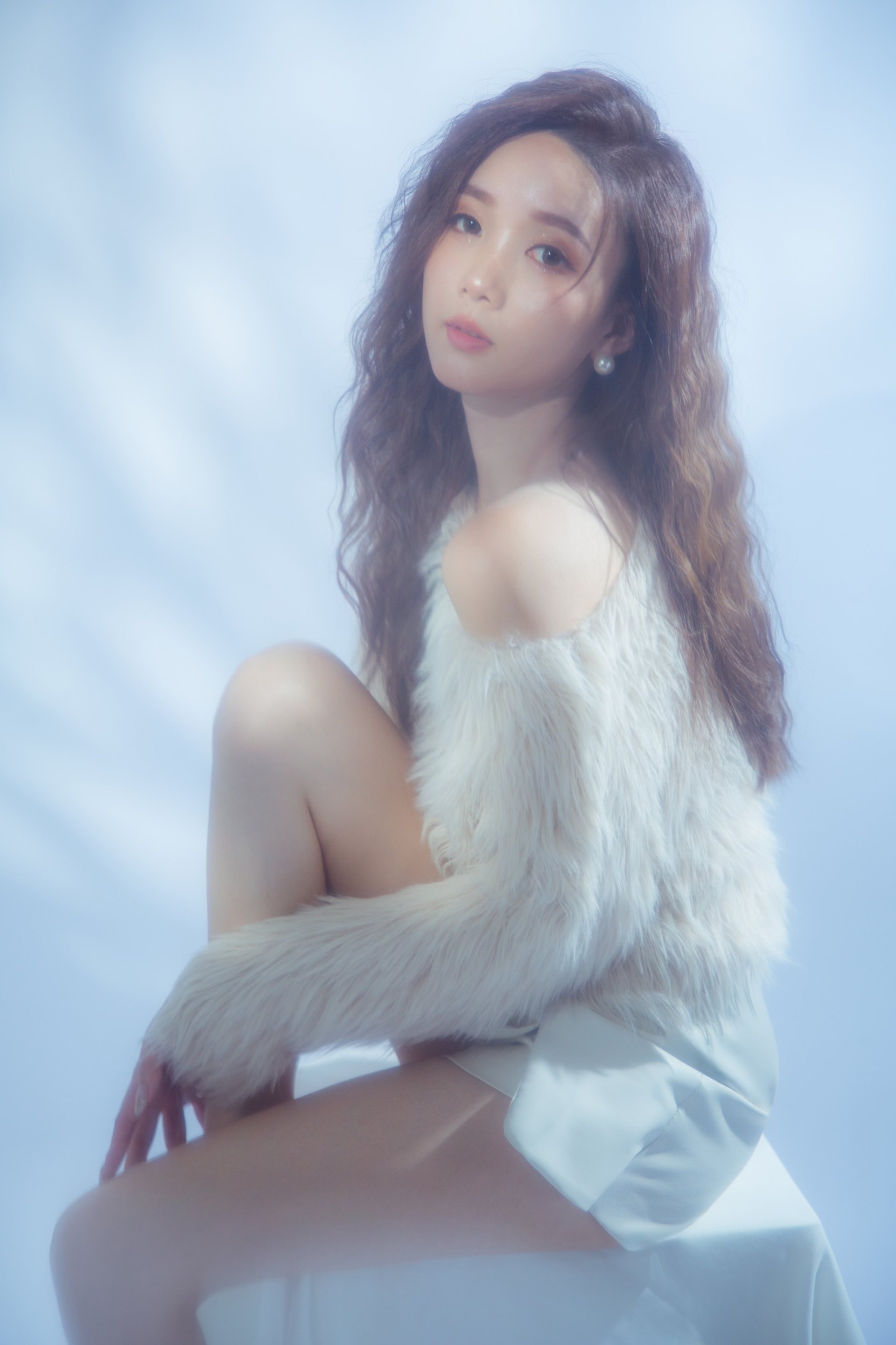 Model卡寫真－夢幻藍調白色毛絨上衣長捲髮女性