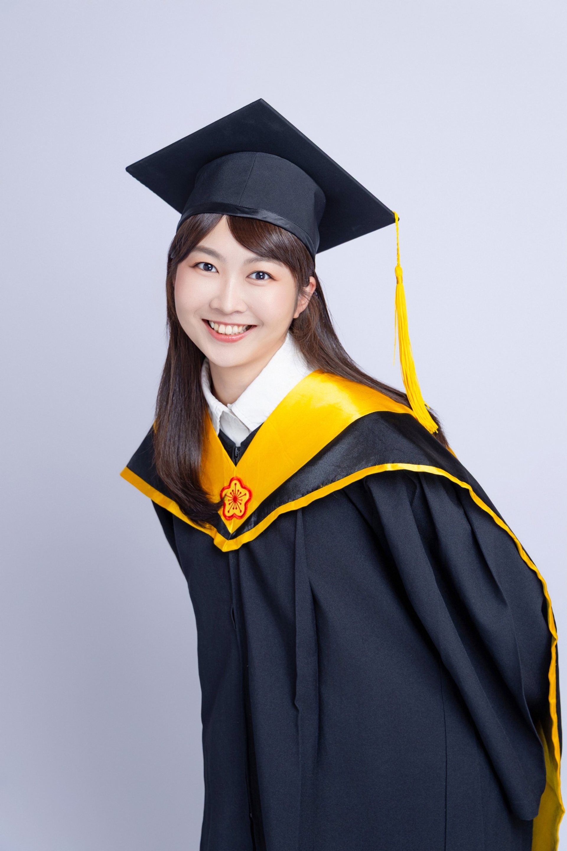 畢業寫真－黃色披肩學士帽女性微笑淺灰背景