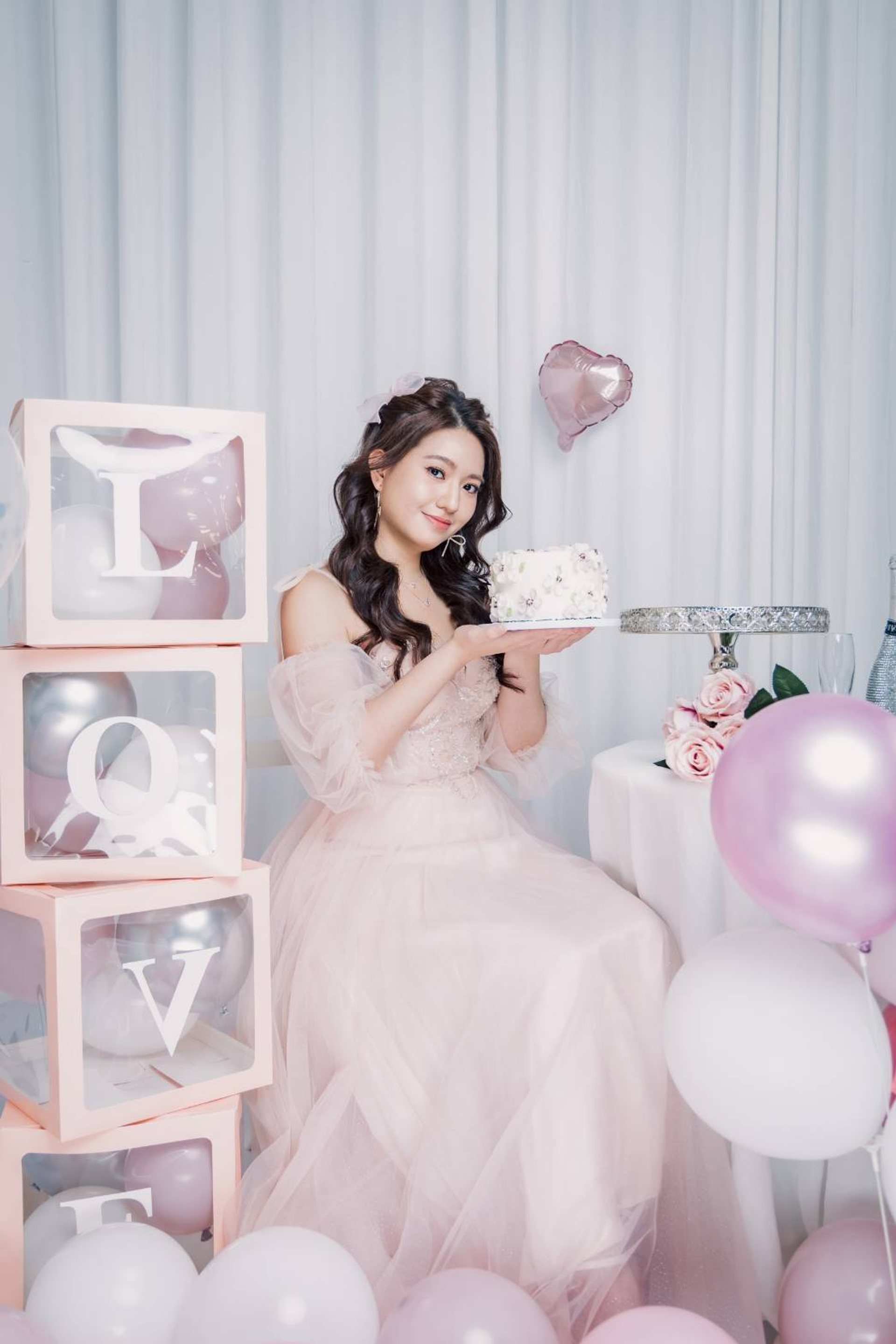 主題式寫真－粉色紗裙女性持蛋糕生日派對佈景