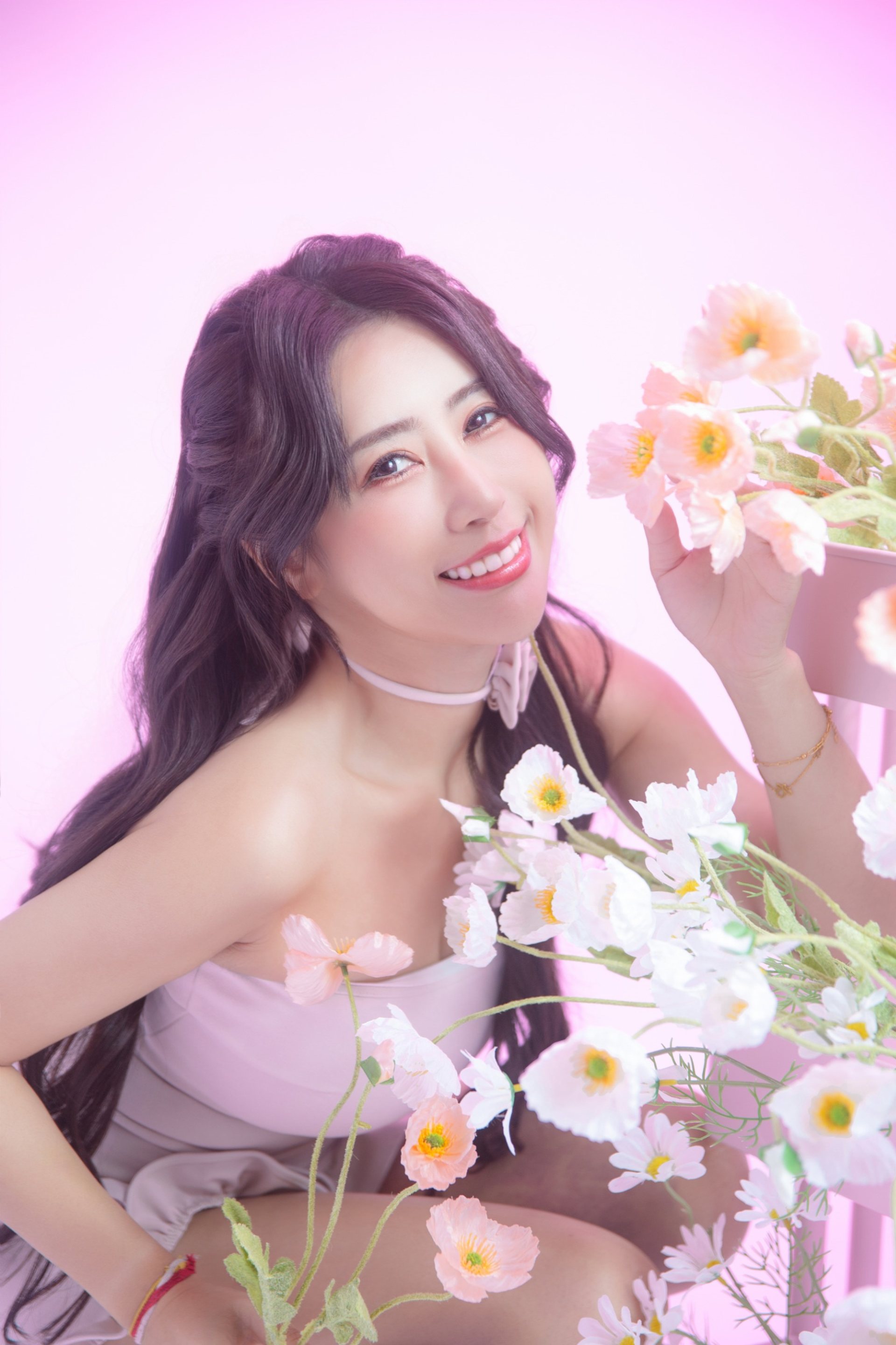 Model卡寫真－粉色調花叢中微笑長髮女性棚拍
