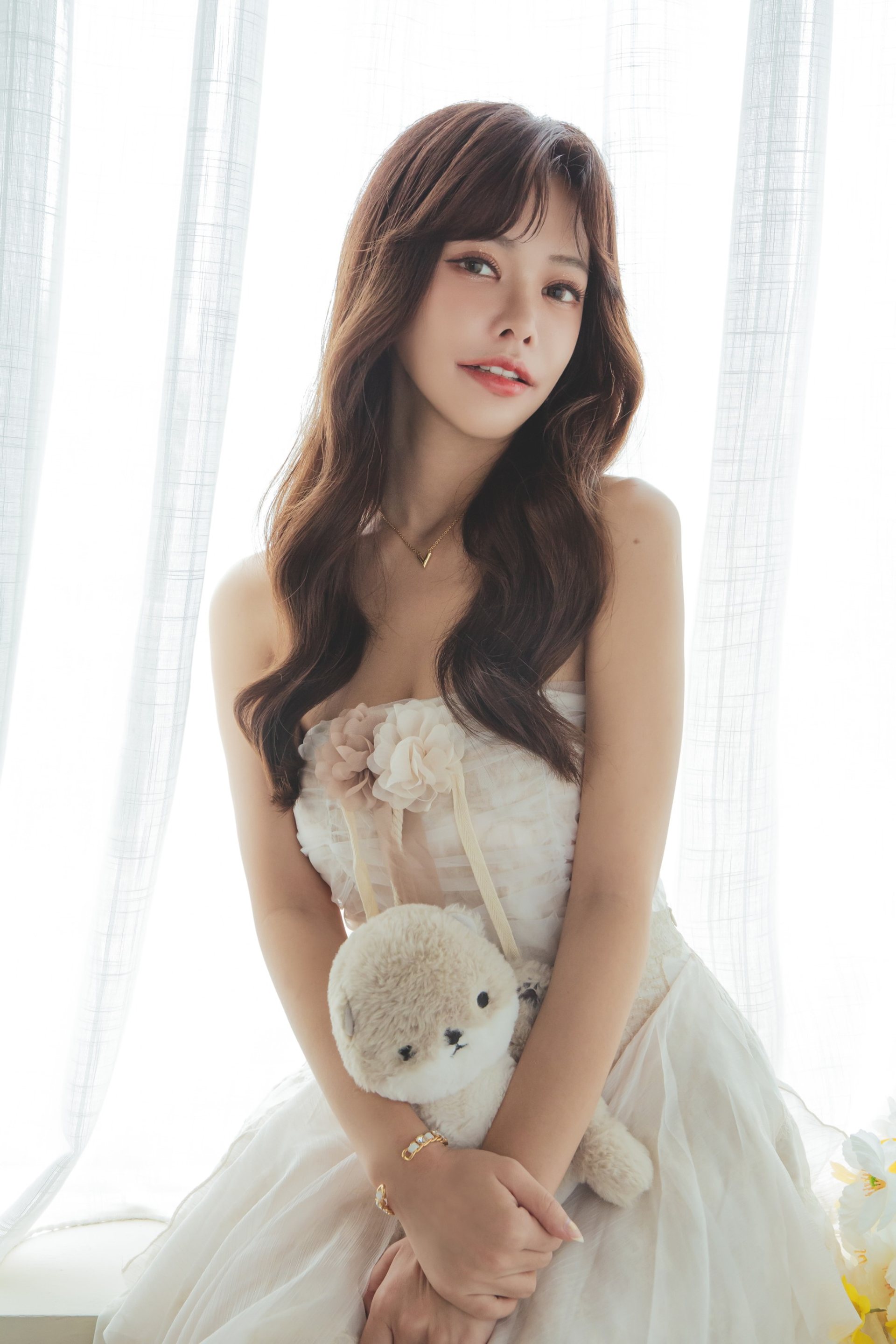 Model卡寫真－白紗洋裝女性抱絨毛玩偶窗邊逆光