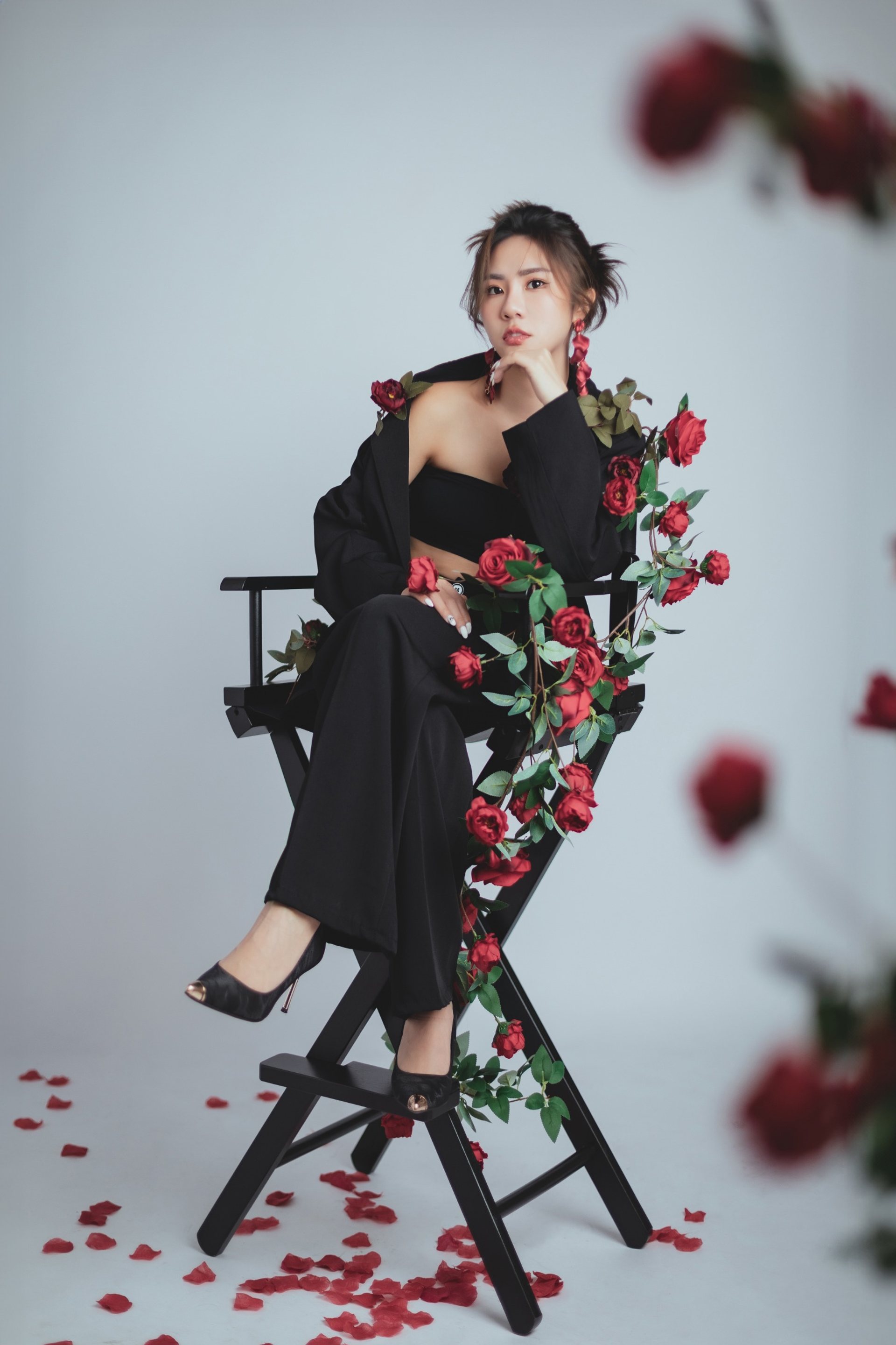 主題式寫真－黑色套裝女性坐導演椅紅玫瑰花藤