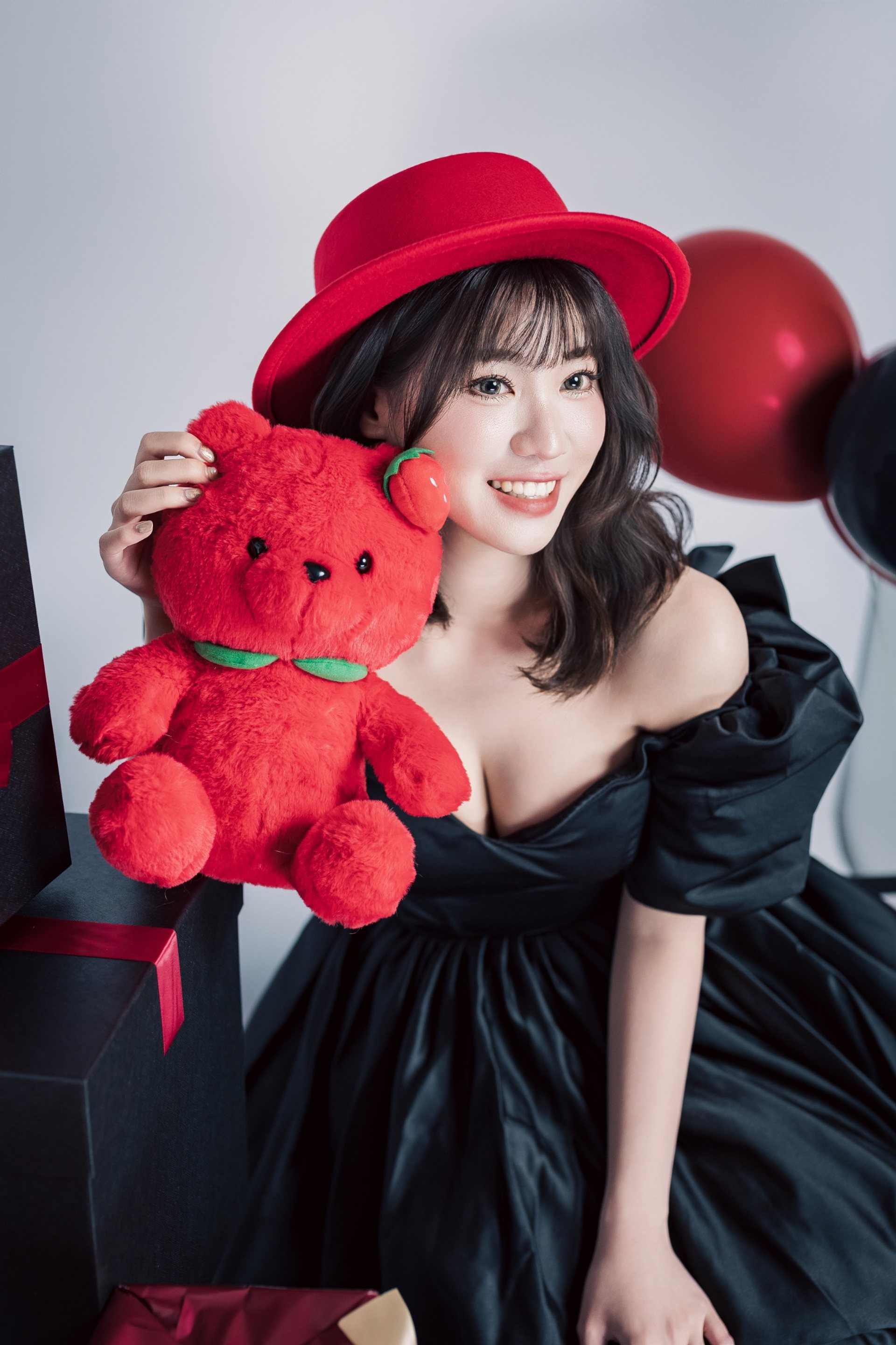 黑色蘿莉主題寫真－紅色禮帽黑洋裝女性抱紅色泰迪熊
