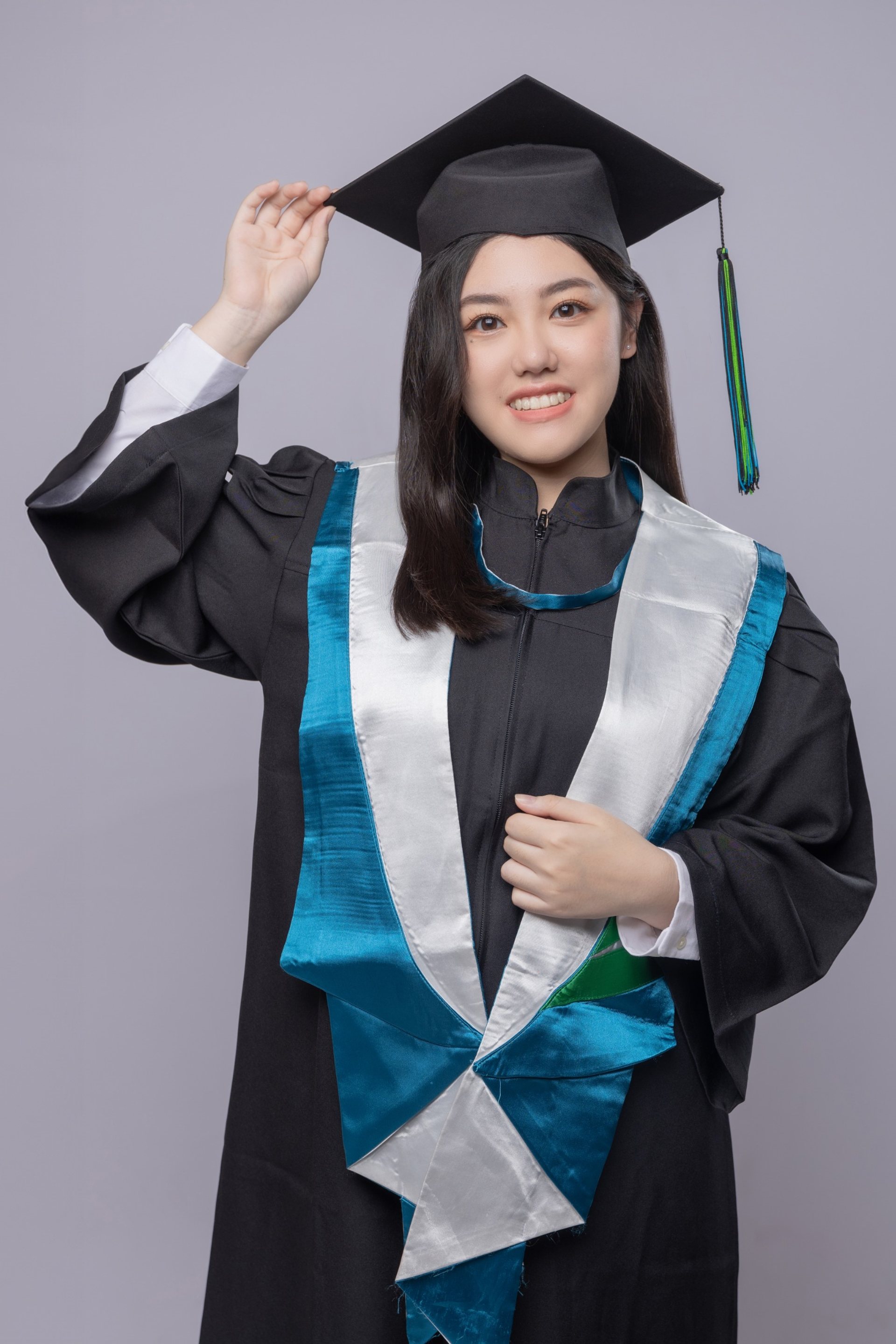 畢業寫真－學士帽長髮女性藍白披肩灰色背景